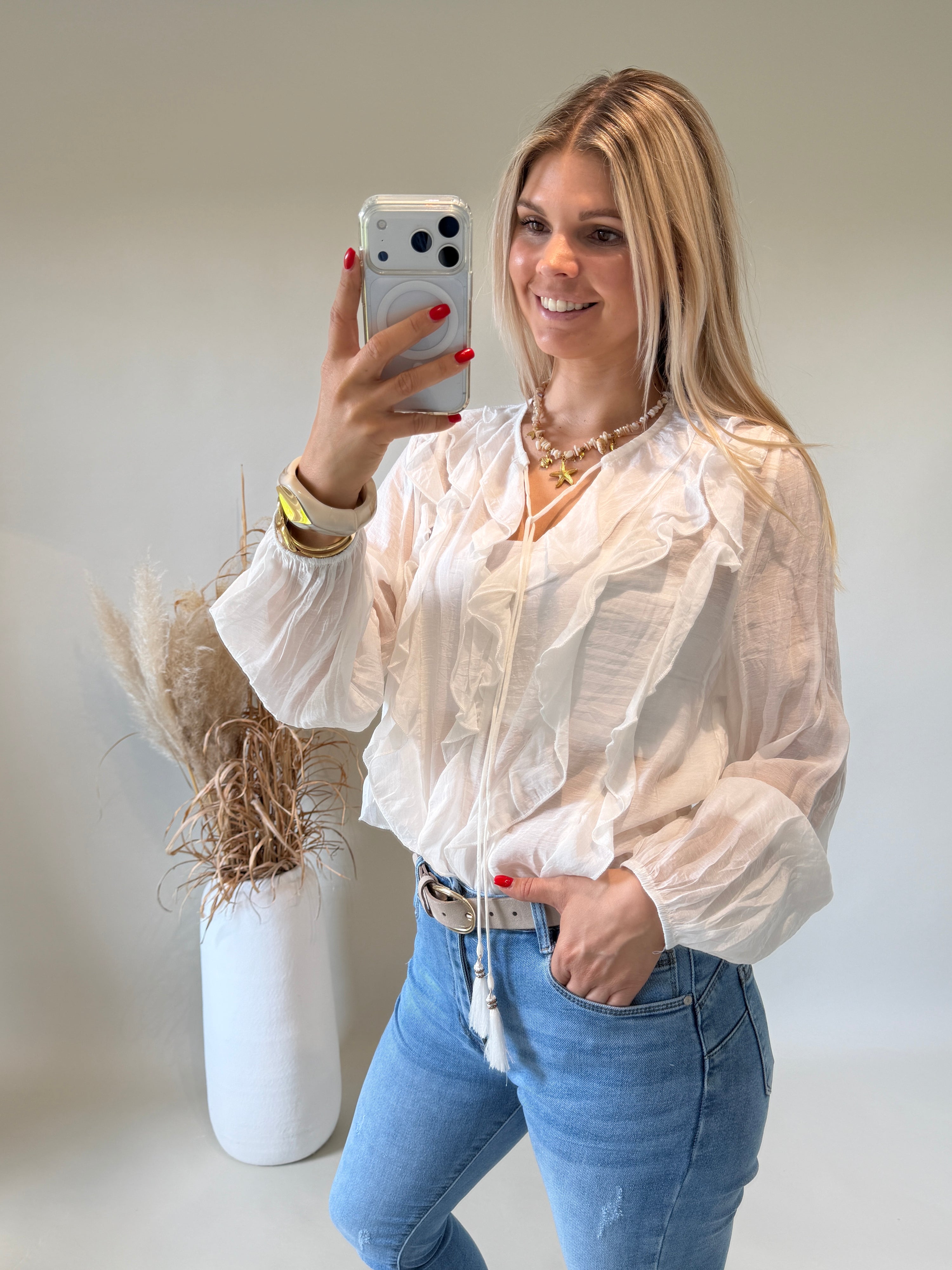 Bluse in Weiß mit Rüschen und Kordel vorne