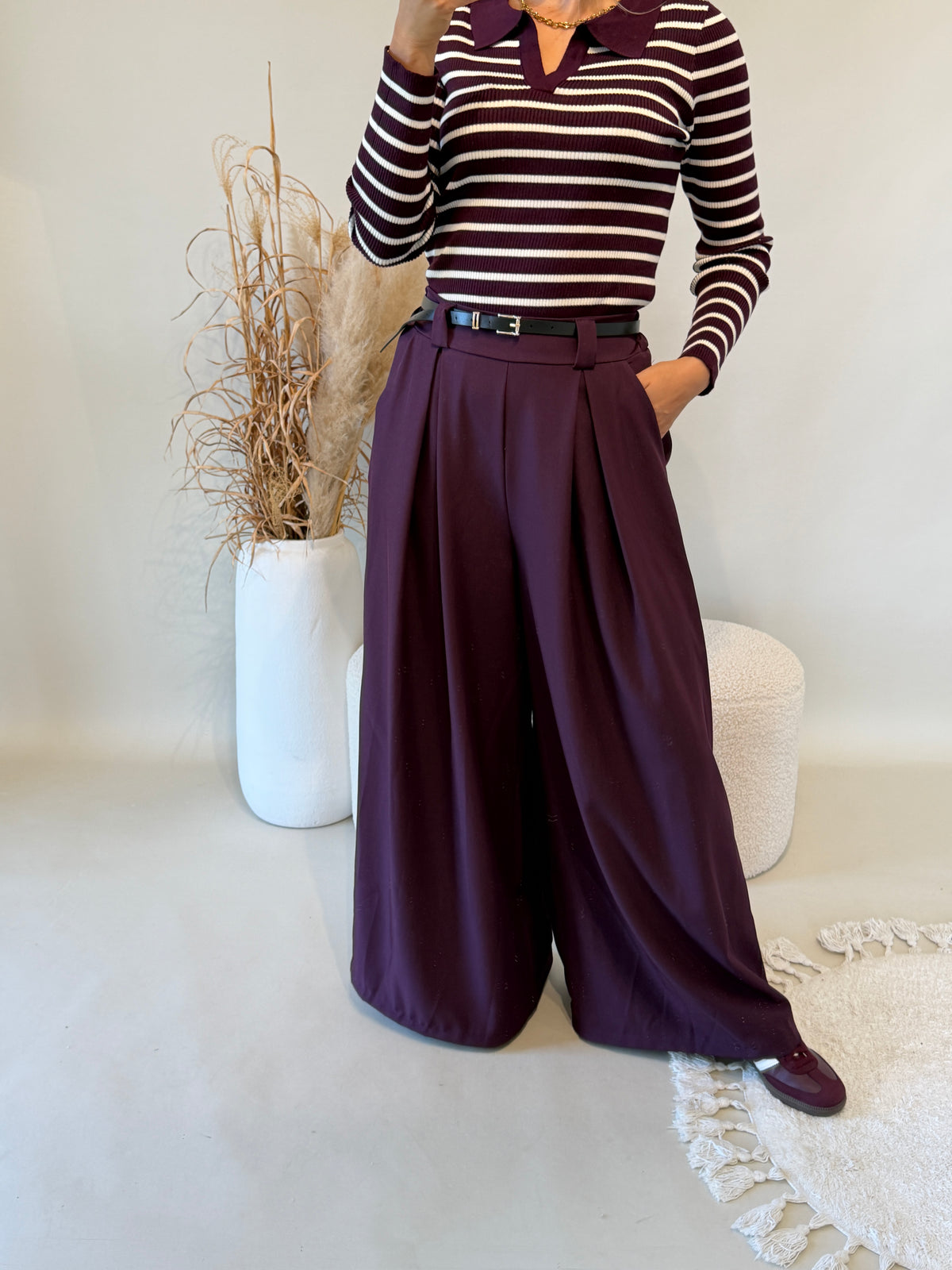 Hose in Burgundy mit weiten Bein und Gürtel