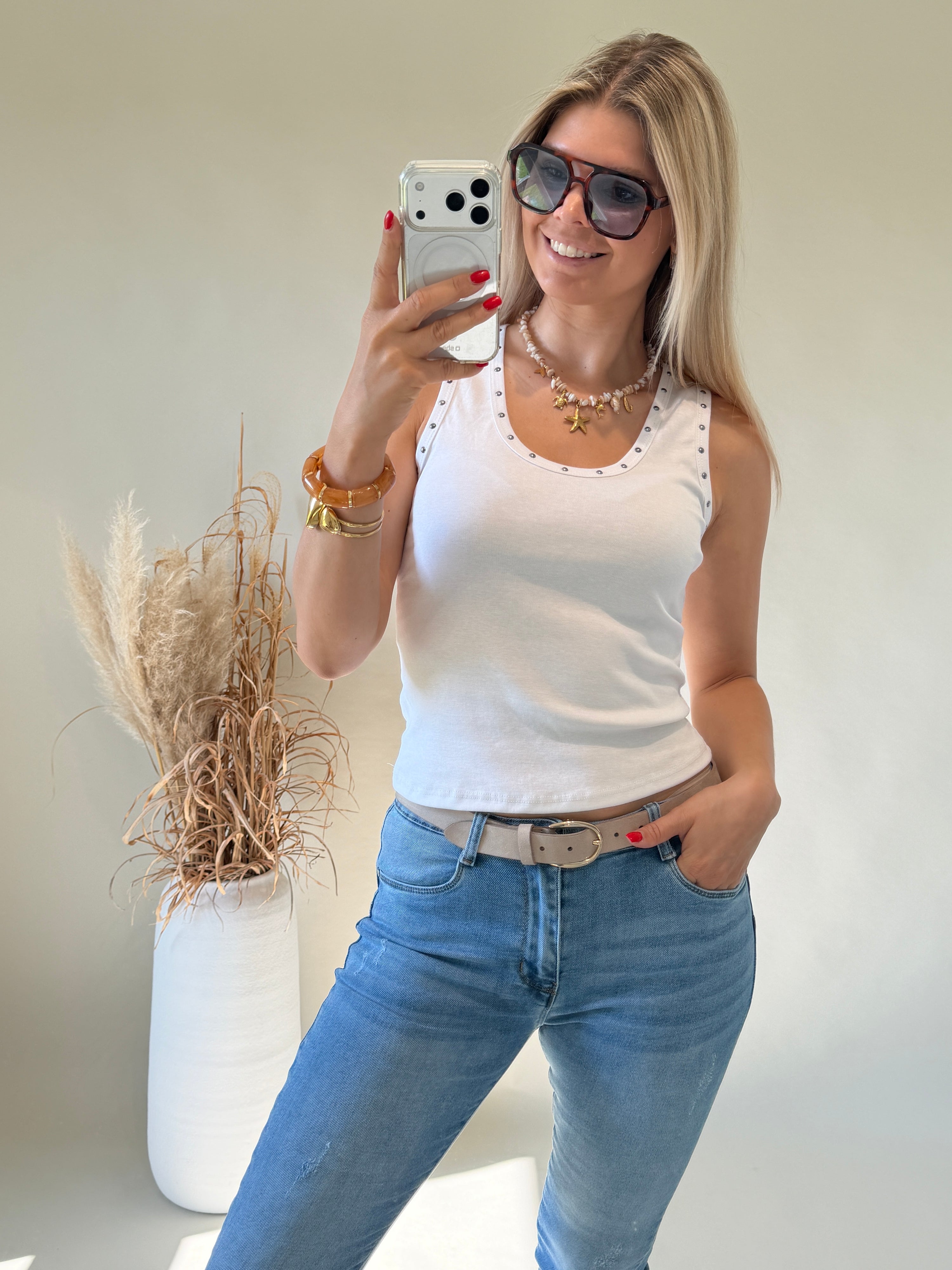 Top in Weiß mit Nieten