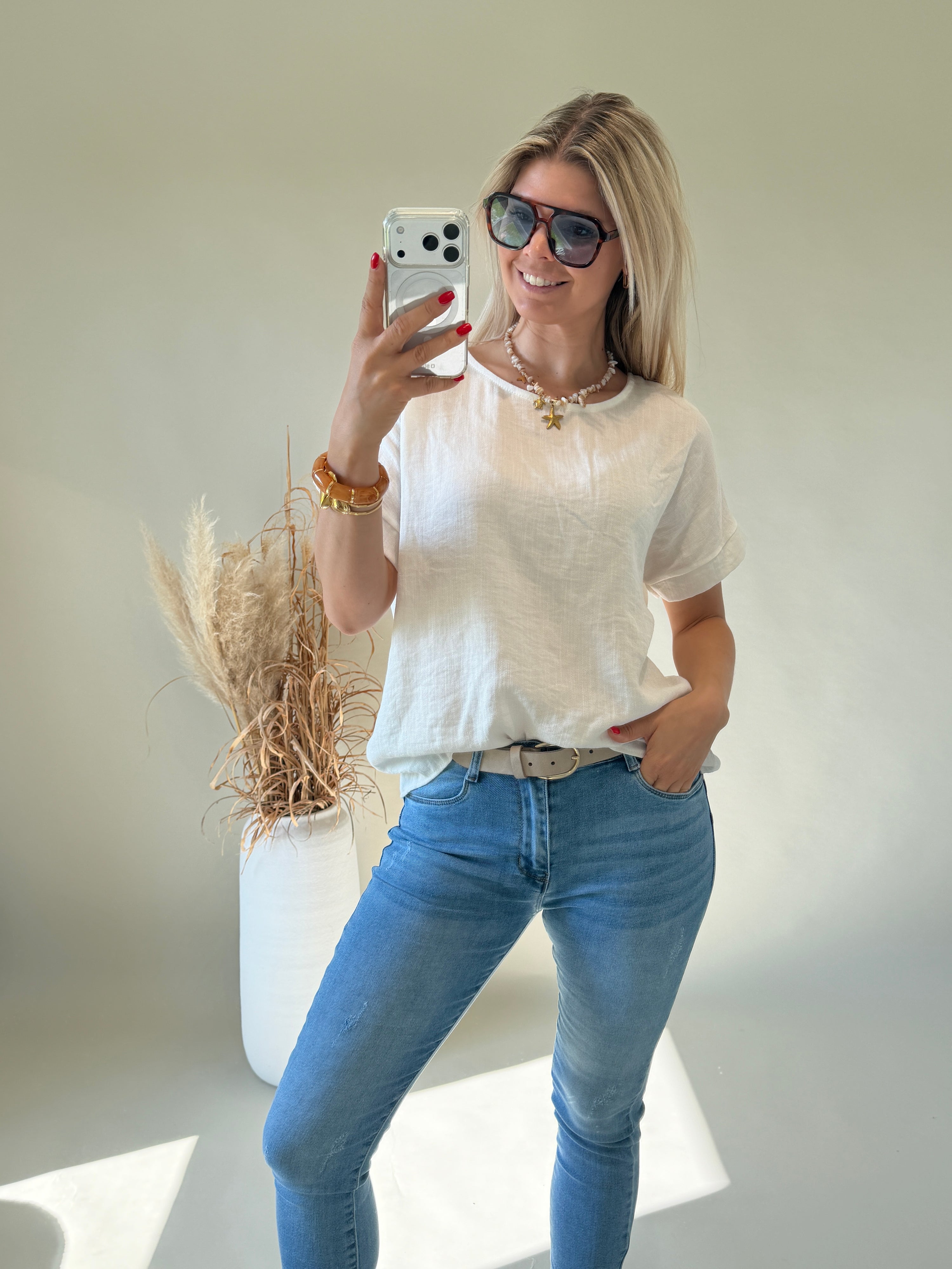 Bluse in Weiß  ( Kurzarm ) und am Rücken mit Schleife