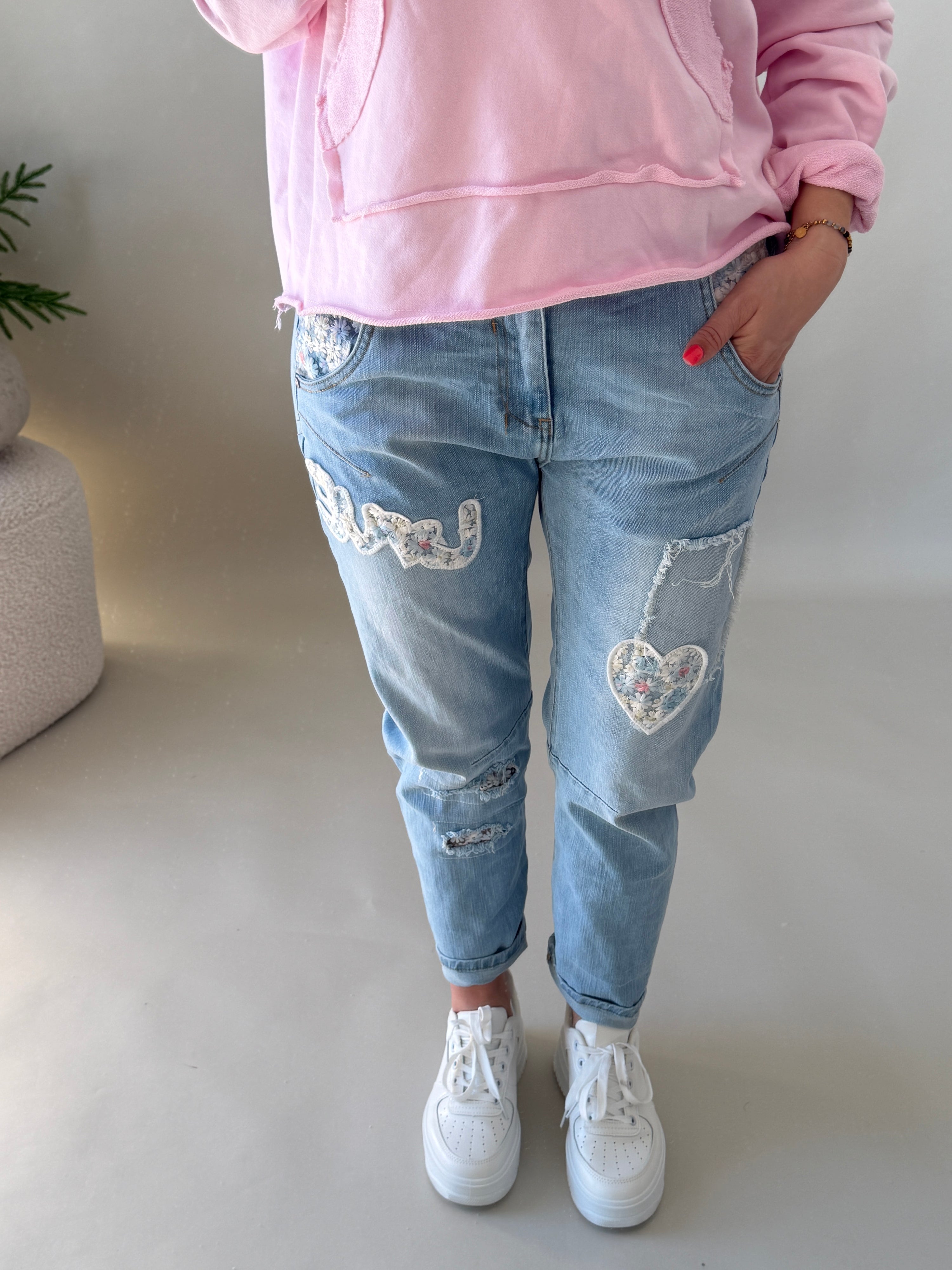 Jeans mit Aufnäher LOVE und Blumenmuster