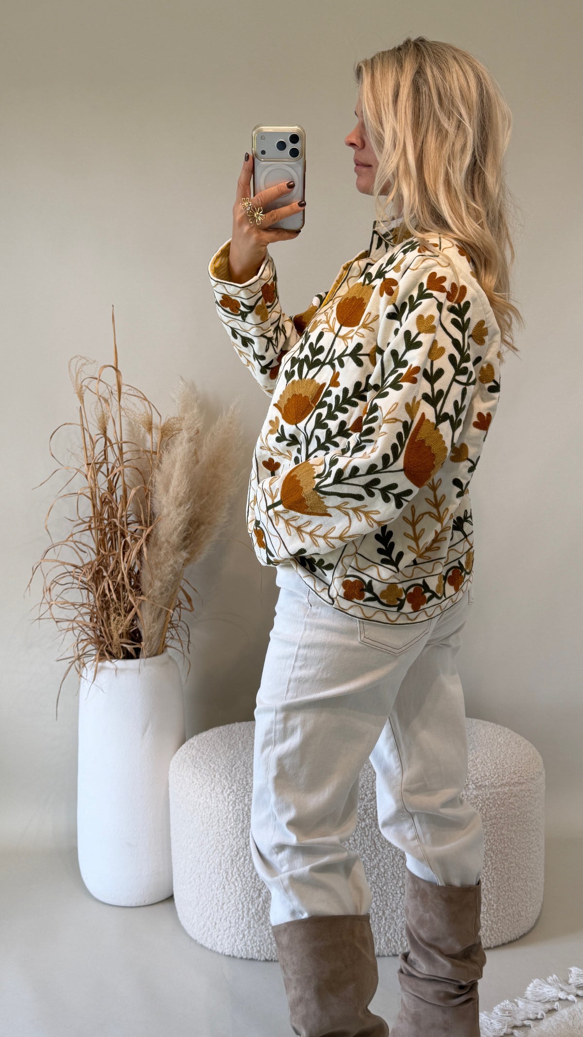 Jacke in Wollweiß mit Muster in Olivgrün / Zimt / Beige