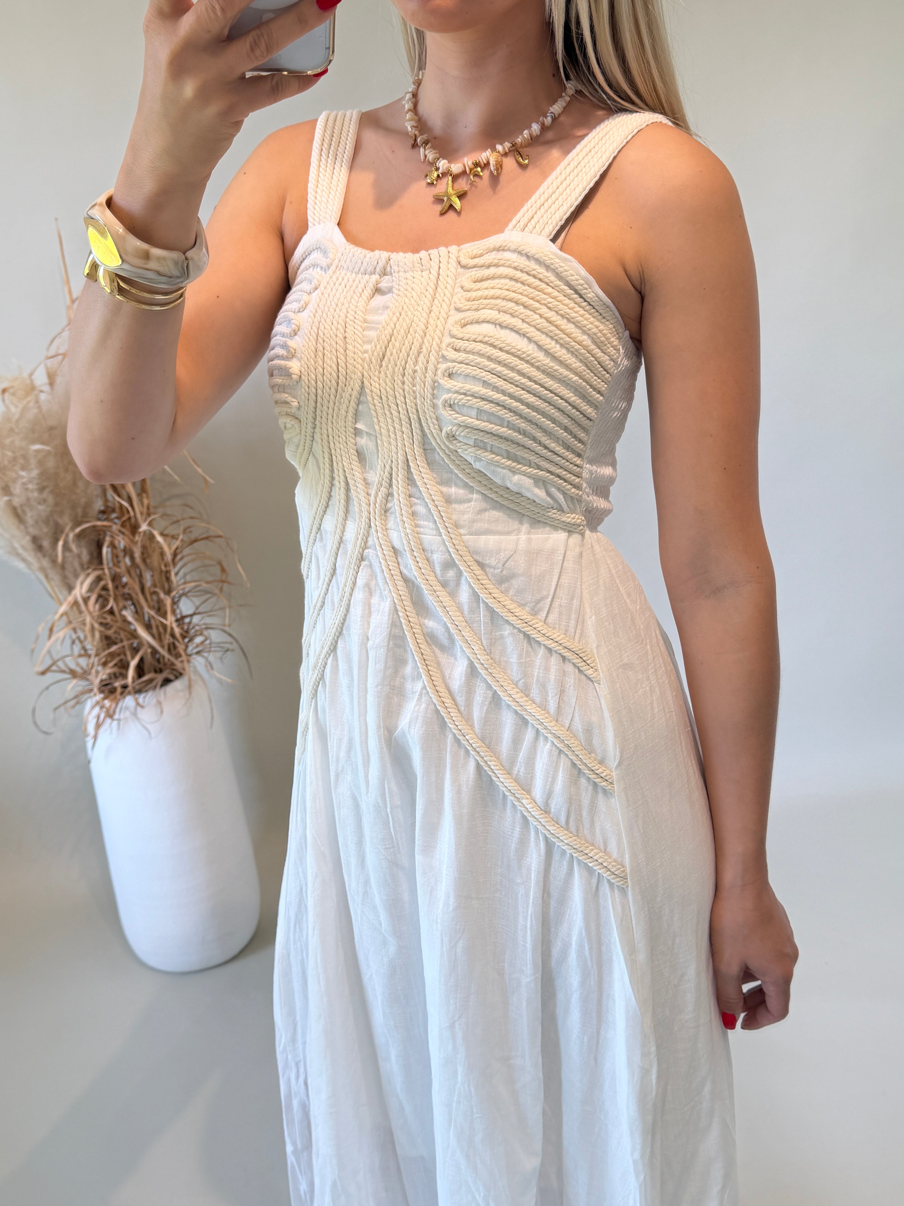 Kleid in Wollweiß mit Beiger Applikation
