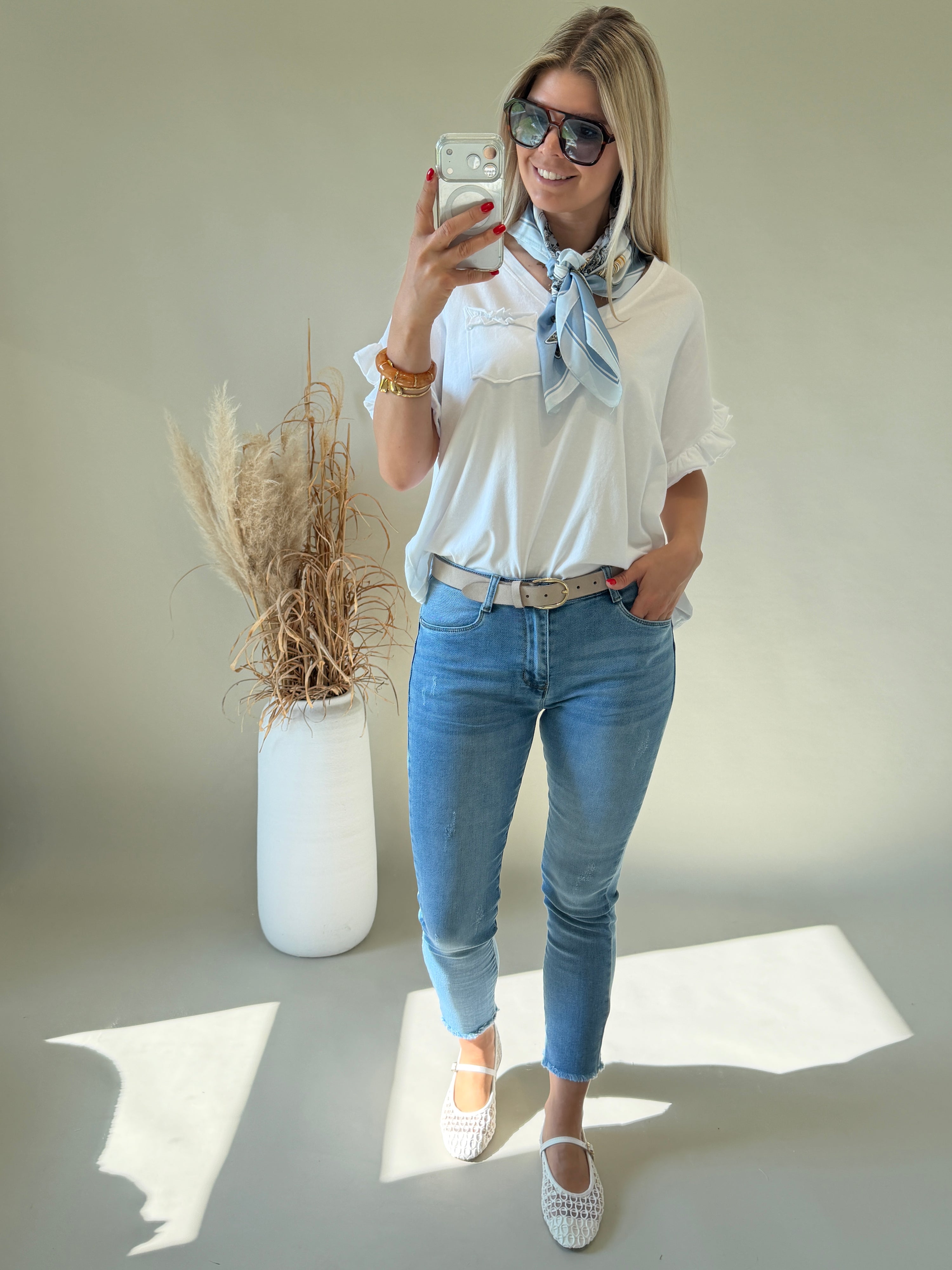 T - Shirt in Weiß mit Brusttasche und Rüschen