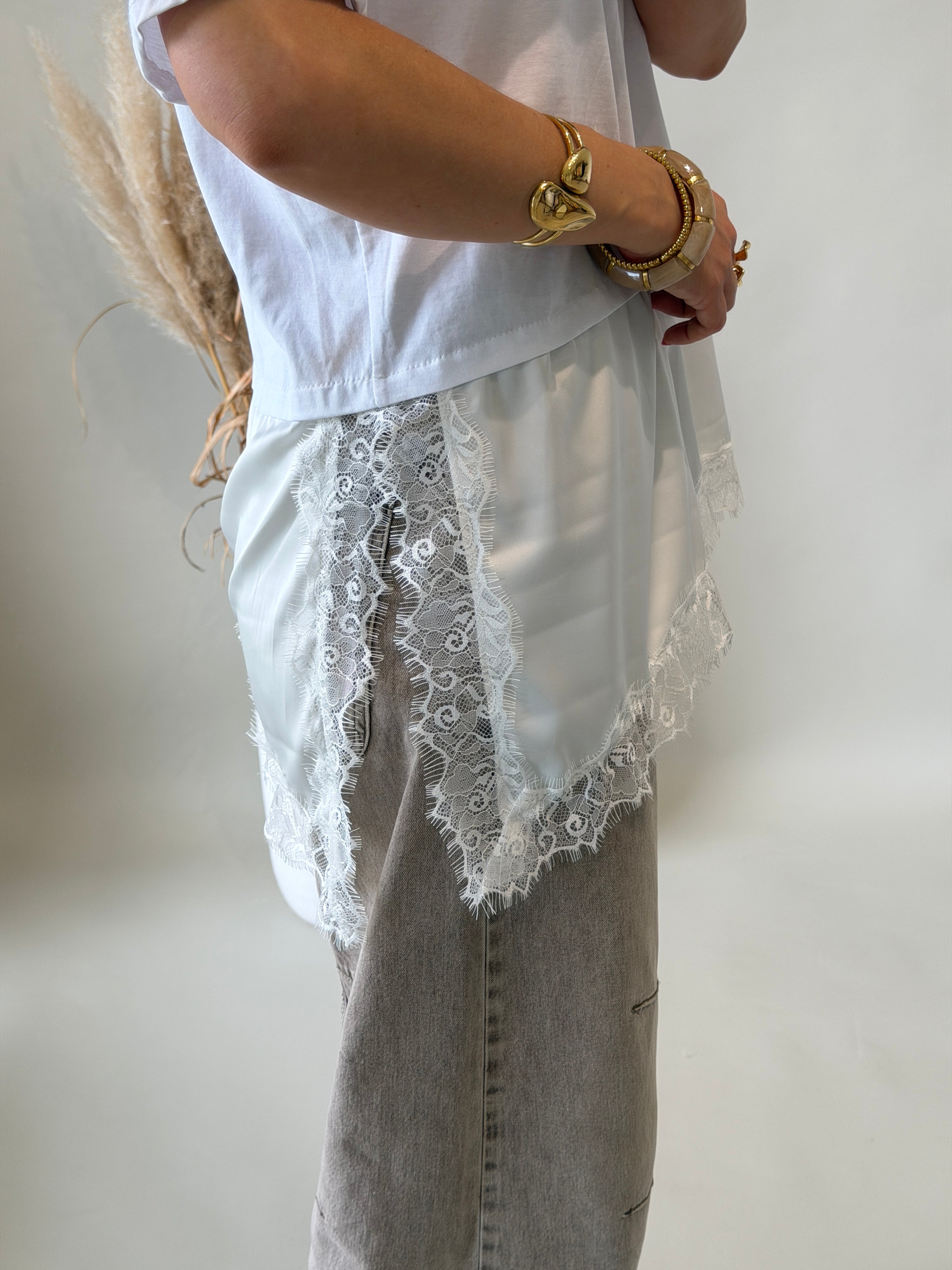 T - Shirt in Weiß mit Spitze unten