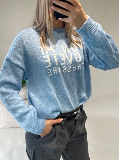 Pullover in Hellblau mit Wollweißer Aufschrift ( NON MI DOVETE )