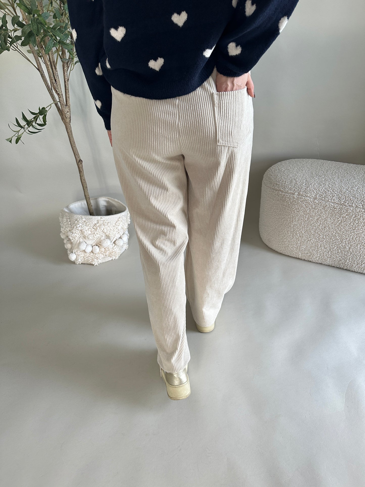 hose in wollweiß ( cord ) weites bein mit naht