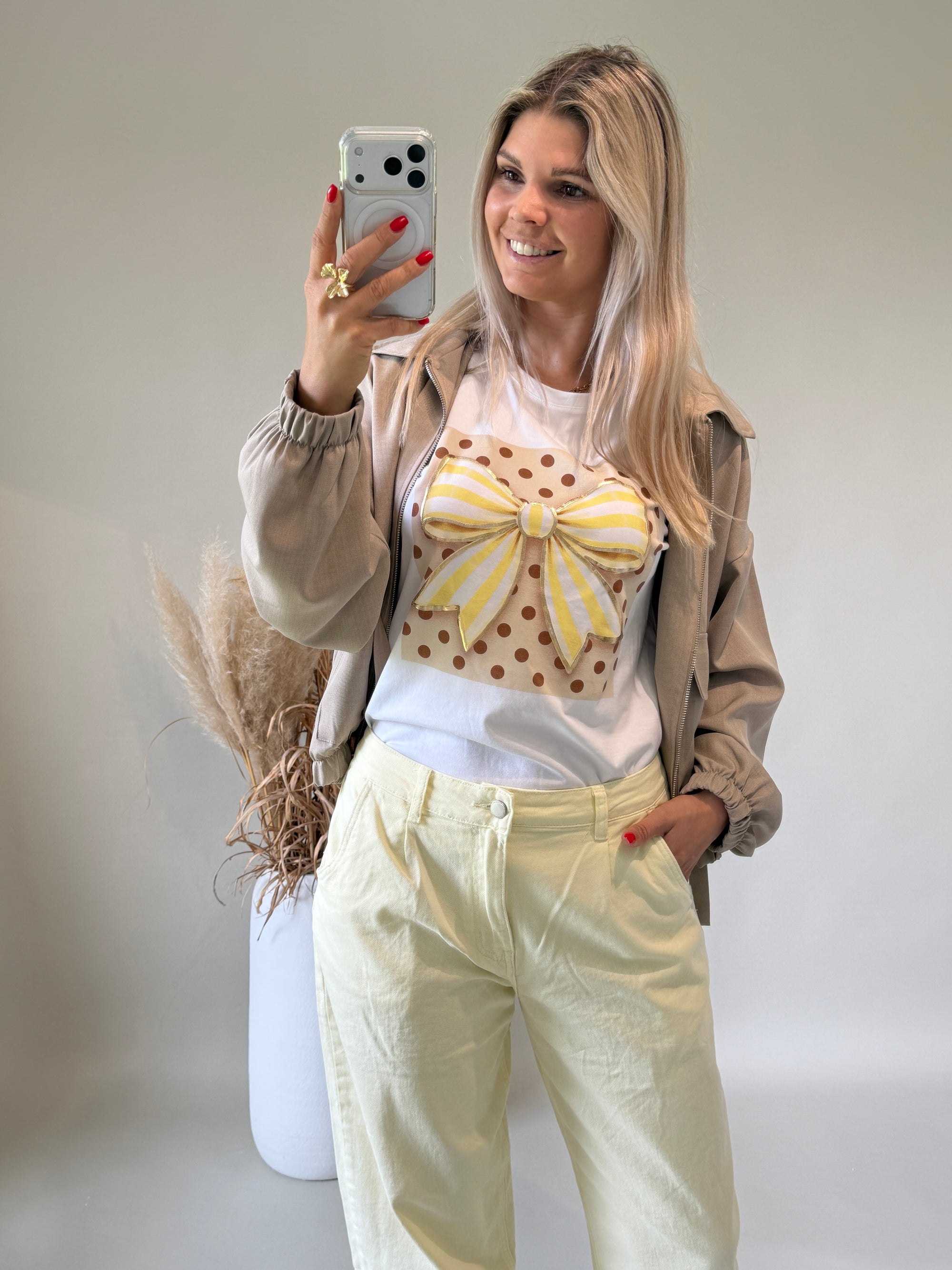 T - Shirt in Weiß mit Aufdruck ( Schleife in Gelb )