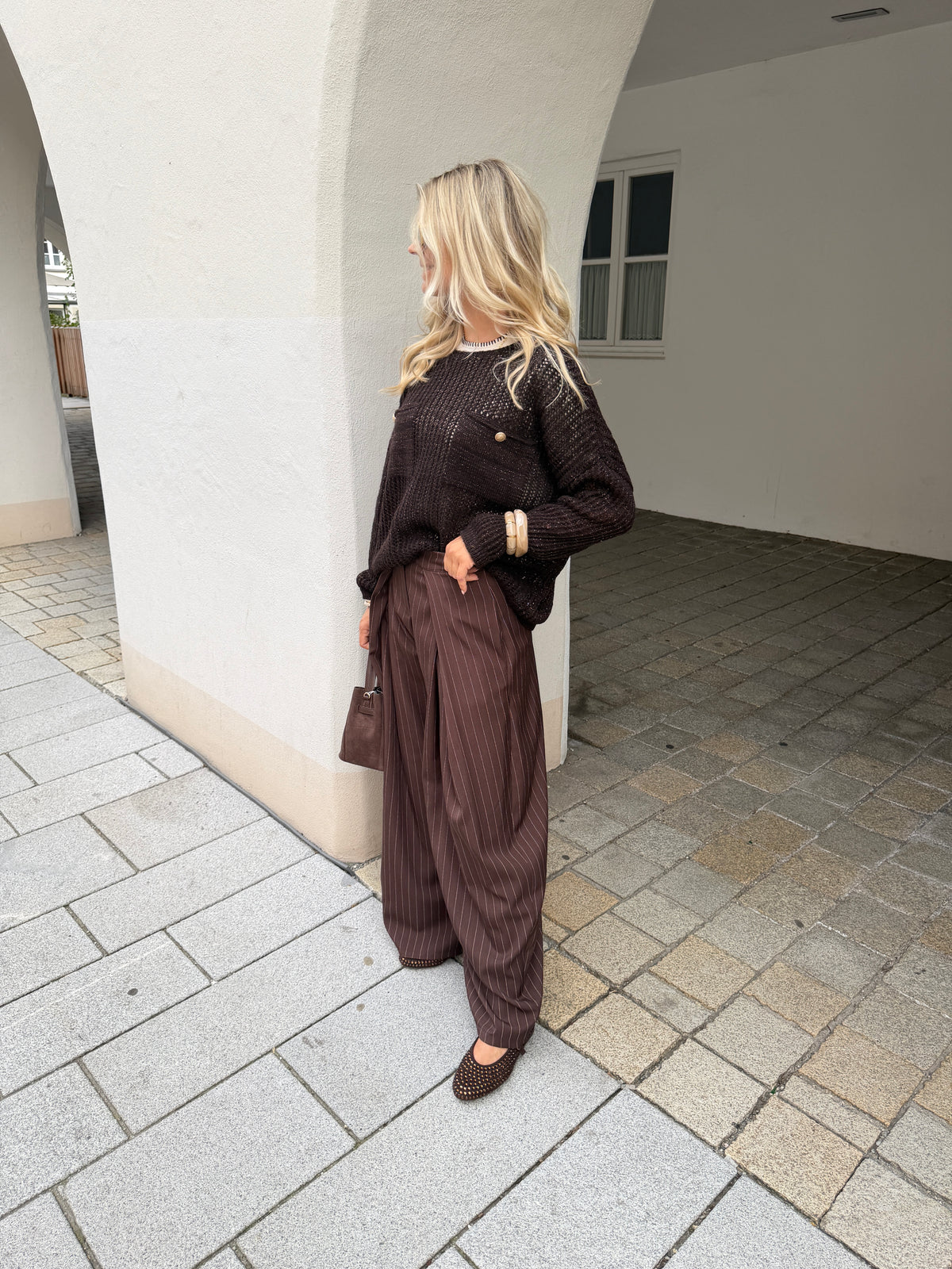 Pullover in Schokobraun mit goldenen Knöpfen und Brusttaschen