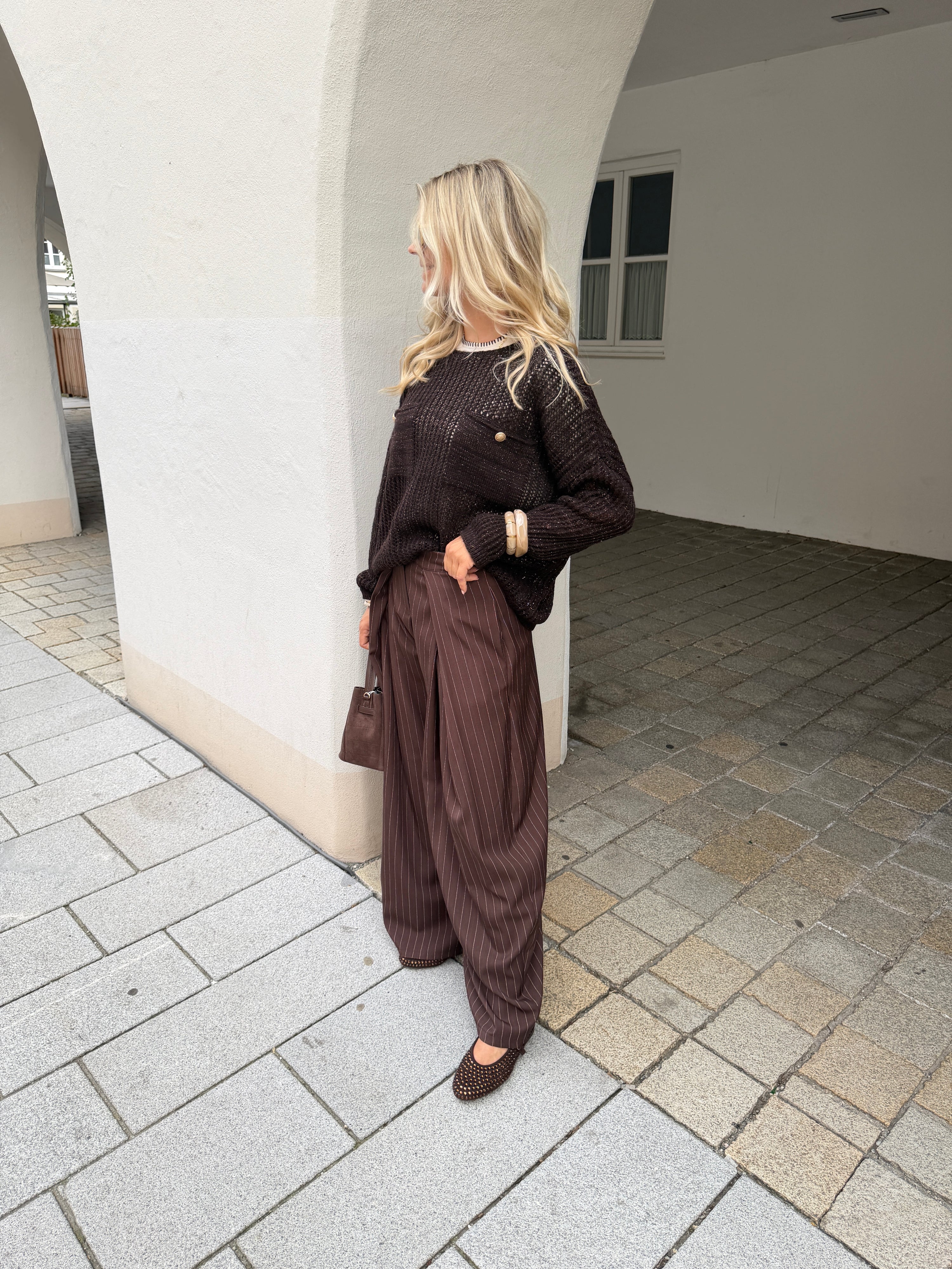 Pullover in Schokobraun mit goldenen Knöpfen und Brusttaschen