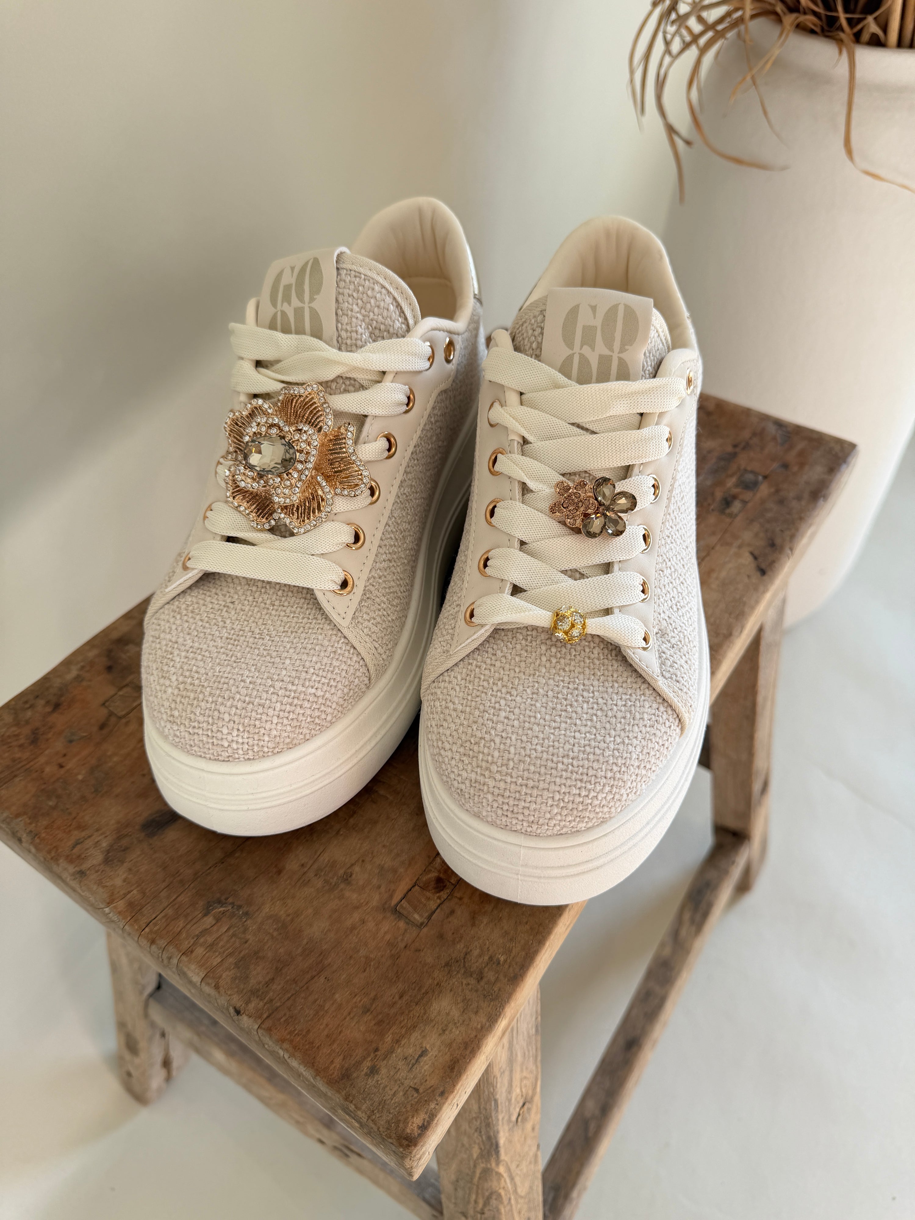Sneaker in Wollweiß ( Plateau mit Applikationen )
