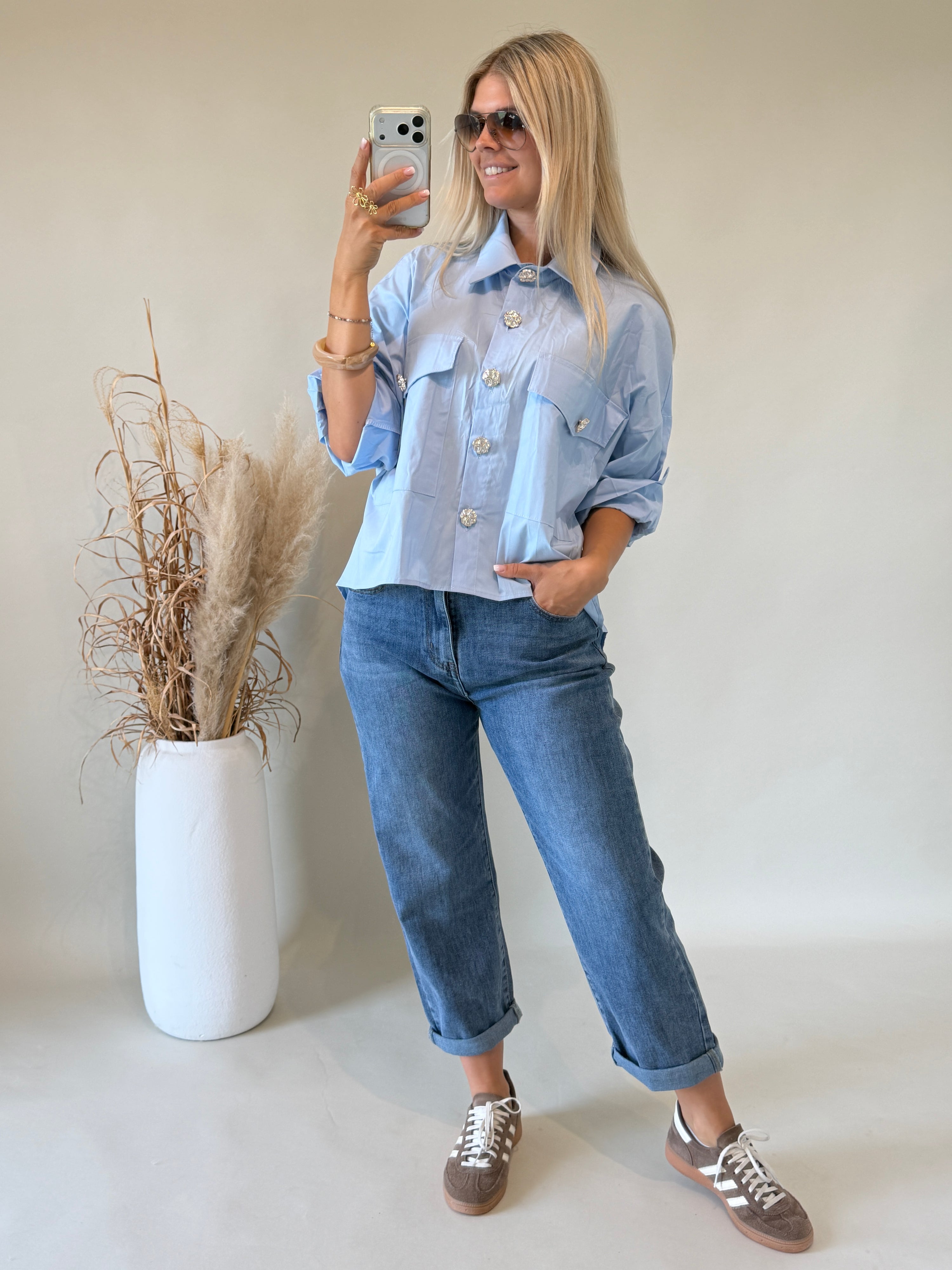 Bluse in Hellblau mit Brusttaschen und Goldenen Köpfen