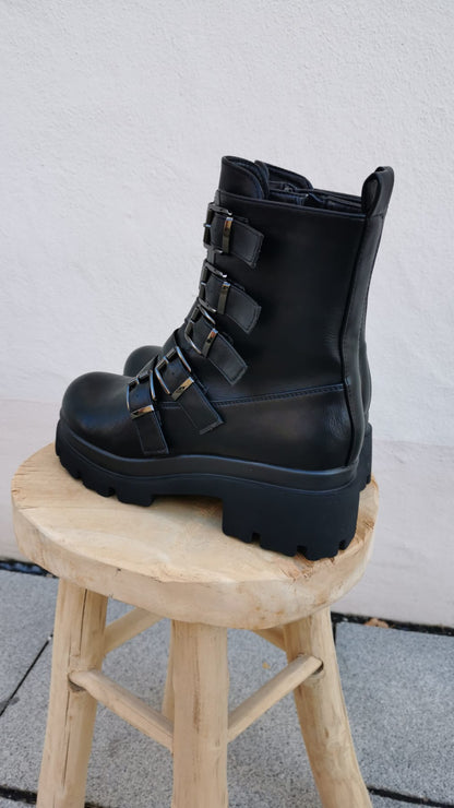 Boots in Schwarz mit Schnallen