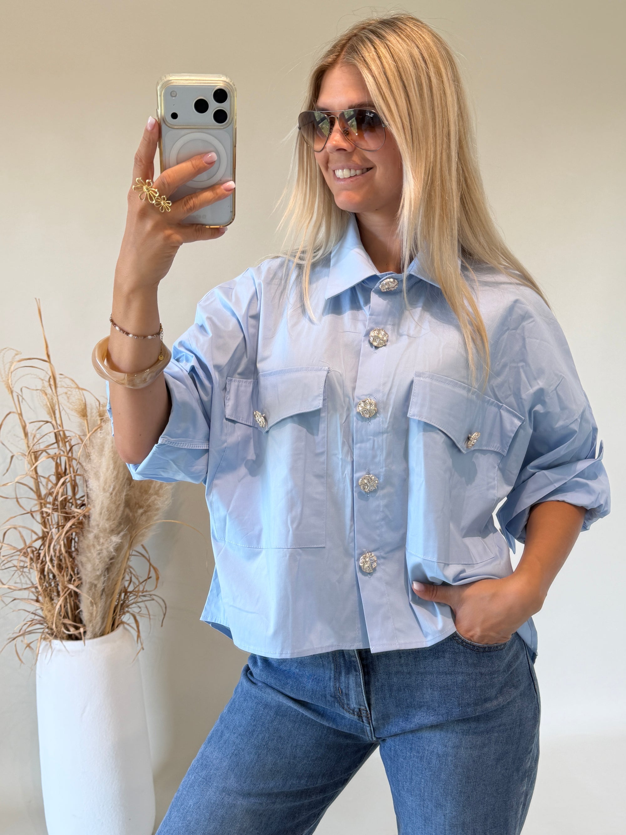 Bluse in Hellblau mit Brusttaschen und Goldenen Köpfen