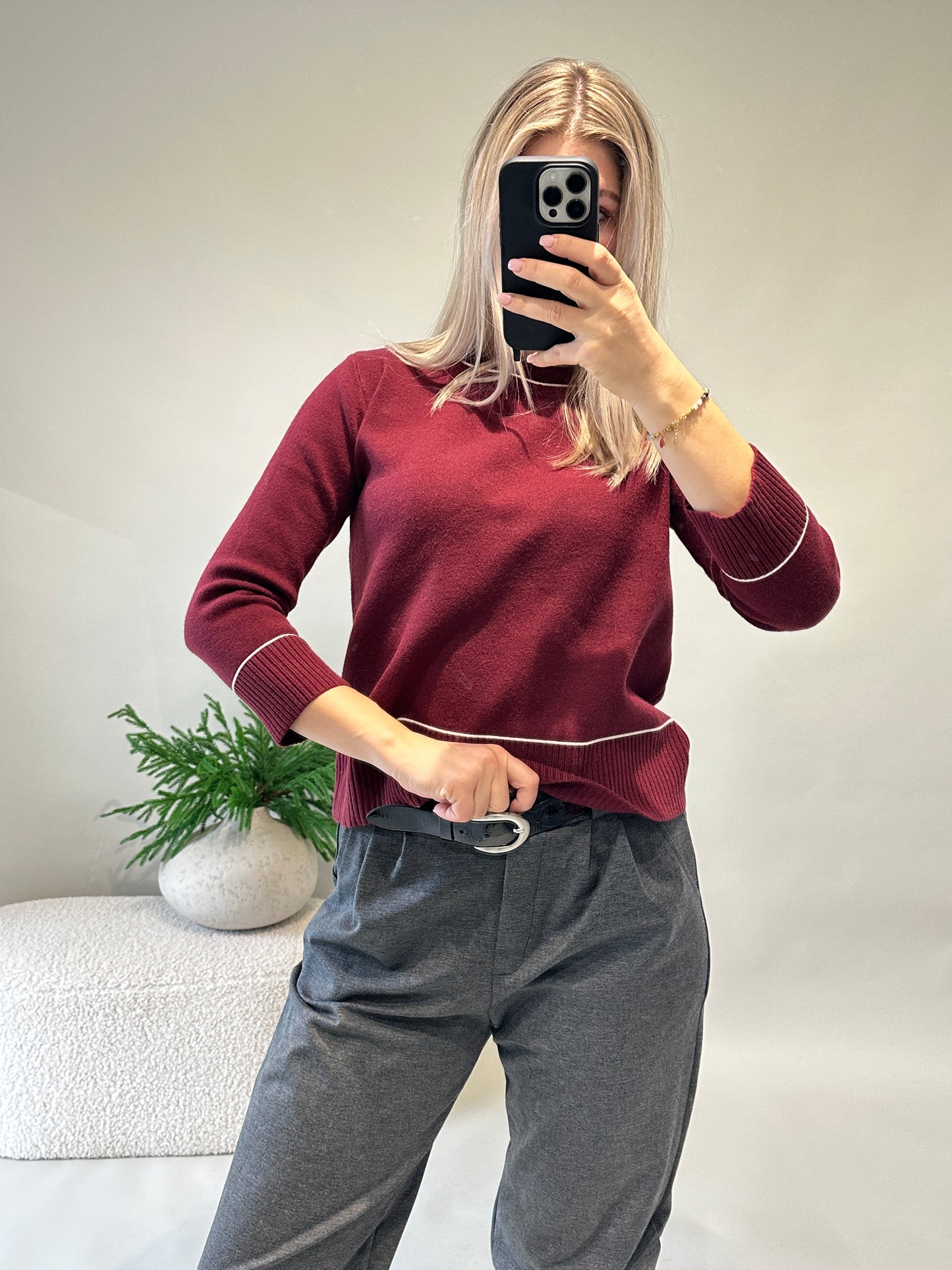 pullover in burgundy mit wollweißen streifen an kragen und bund