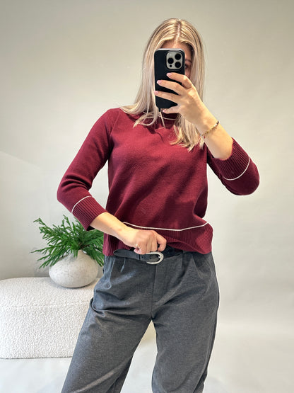 Pullover in Burgundy mit Wollweißen Streifen an Kragen und Bund