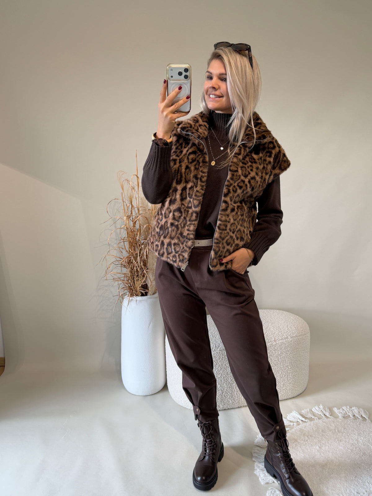 Pullover in Schokobraun mit weiten Kragen