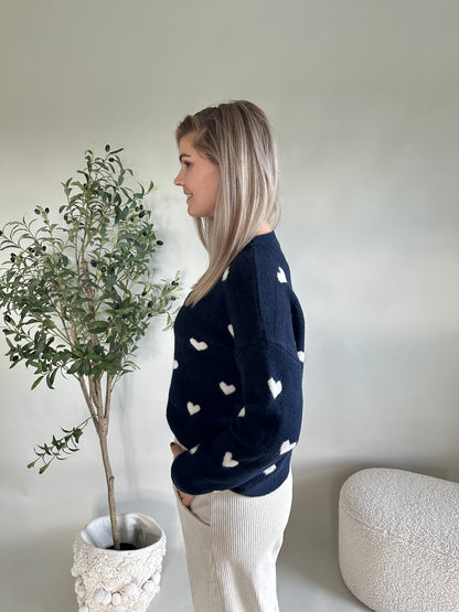 Pullover in Dunkelblau mit Herzen in Wollweiß