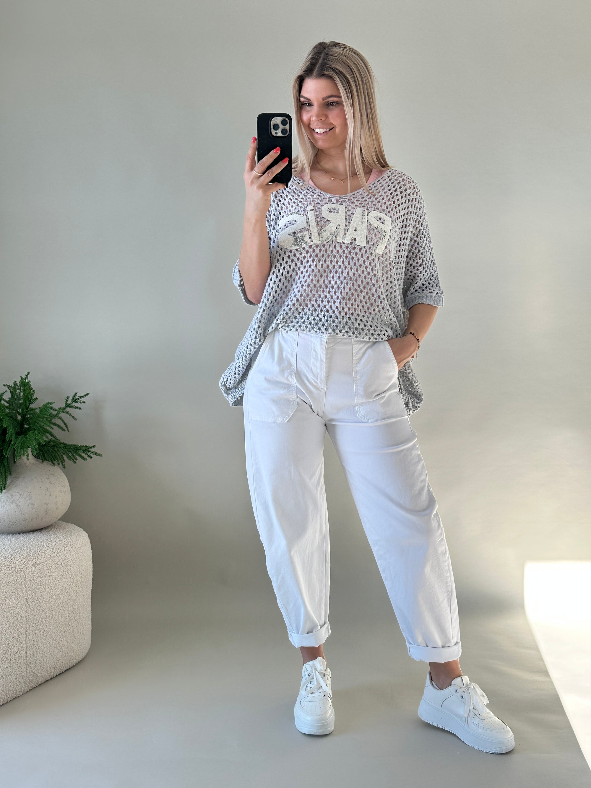 Pullover in Grau mit Lochmuster und Aufschrift PARIS