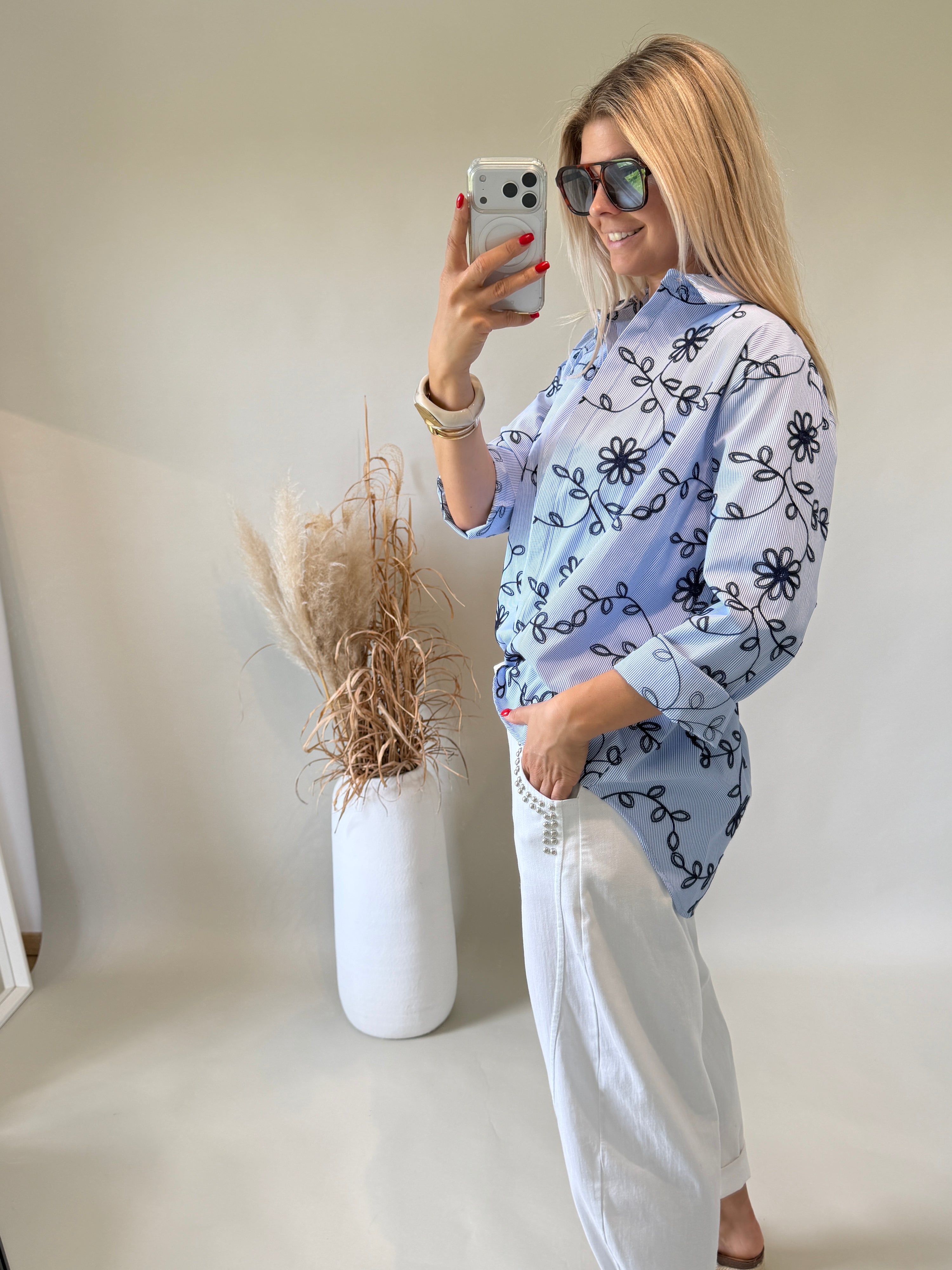 Bluse in Blau / Weiß gestreift mit Dunkelblauen Blumen