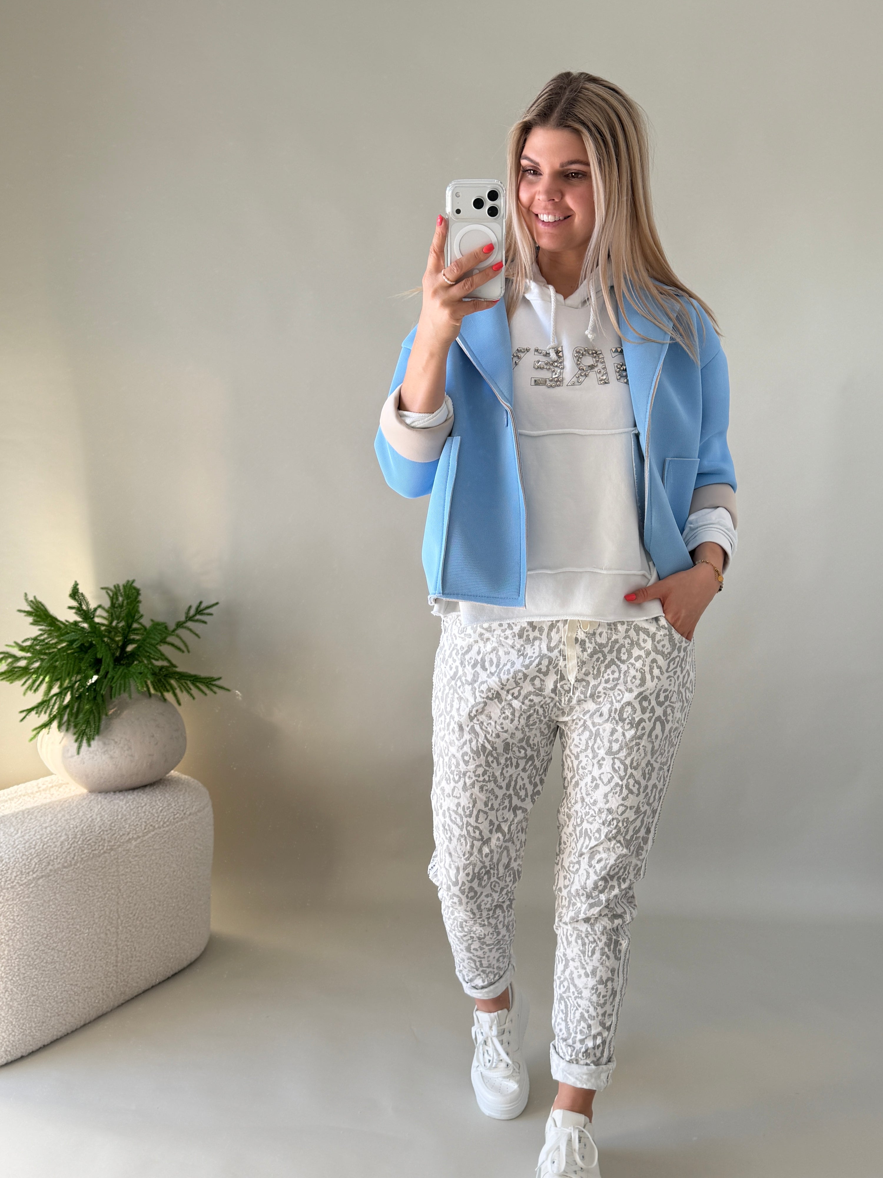 Jacke in Hellblau mit großen Taschen vorne