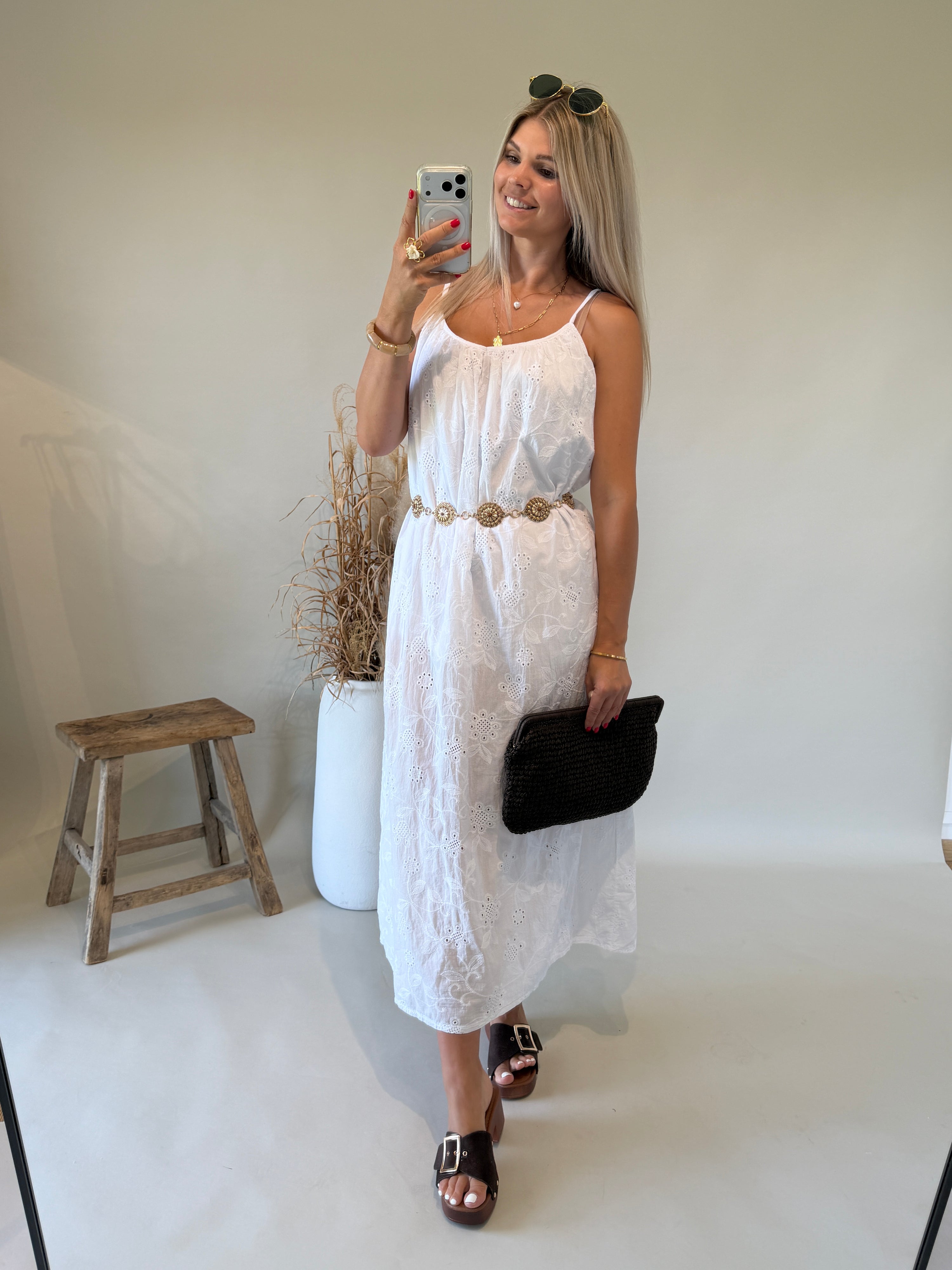 Kleid in Weiß mit Bohospitze und Gürtel