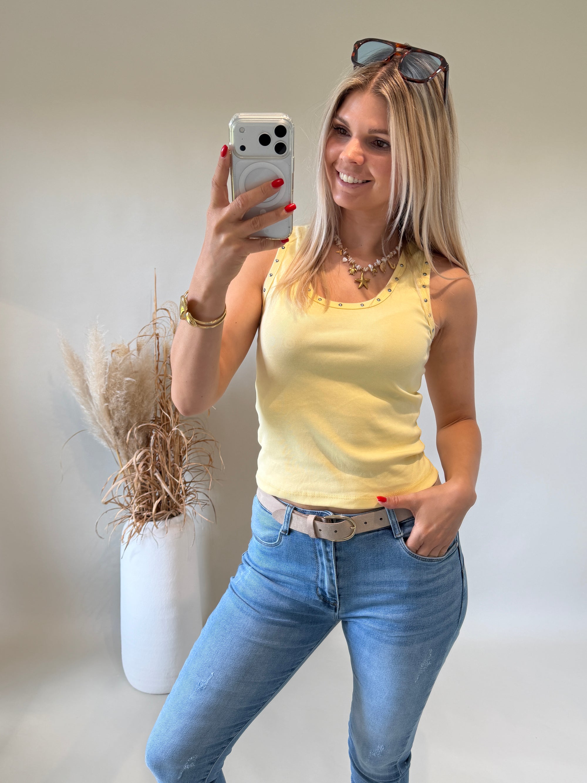 Top in Vanillegelb mit Nieten