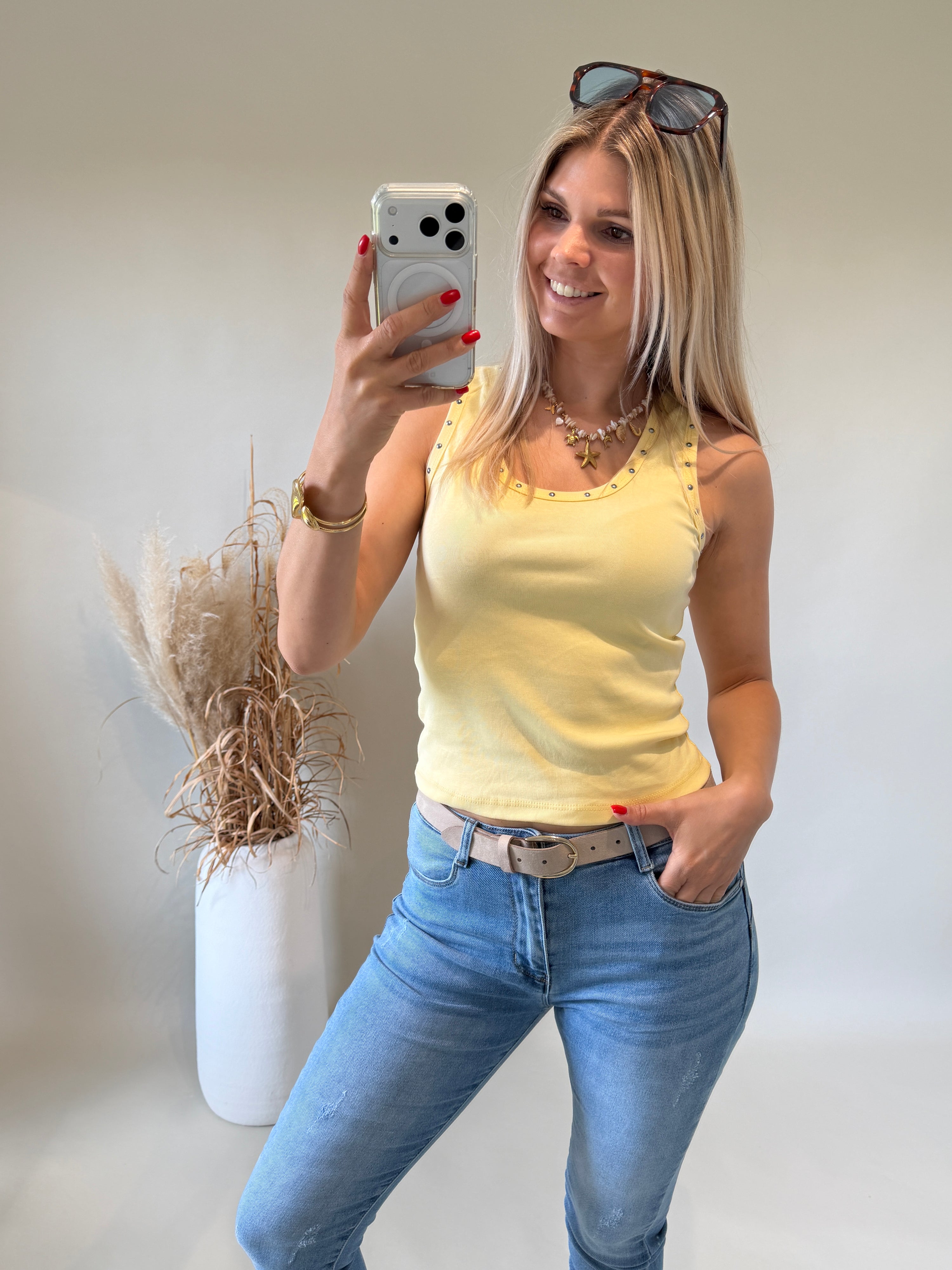 Top in Vanillegelb mit Nieten