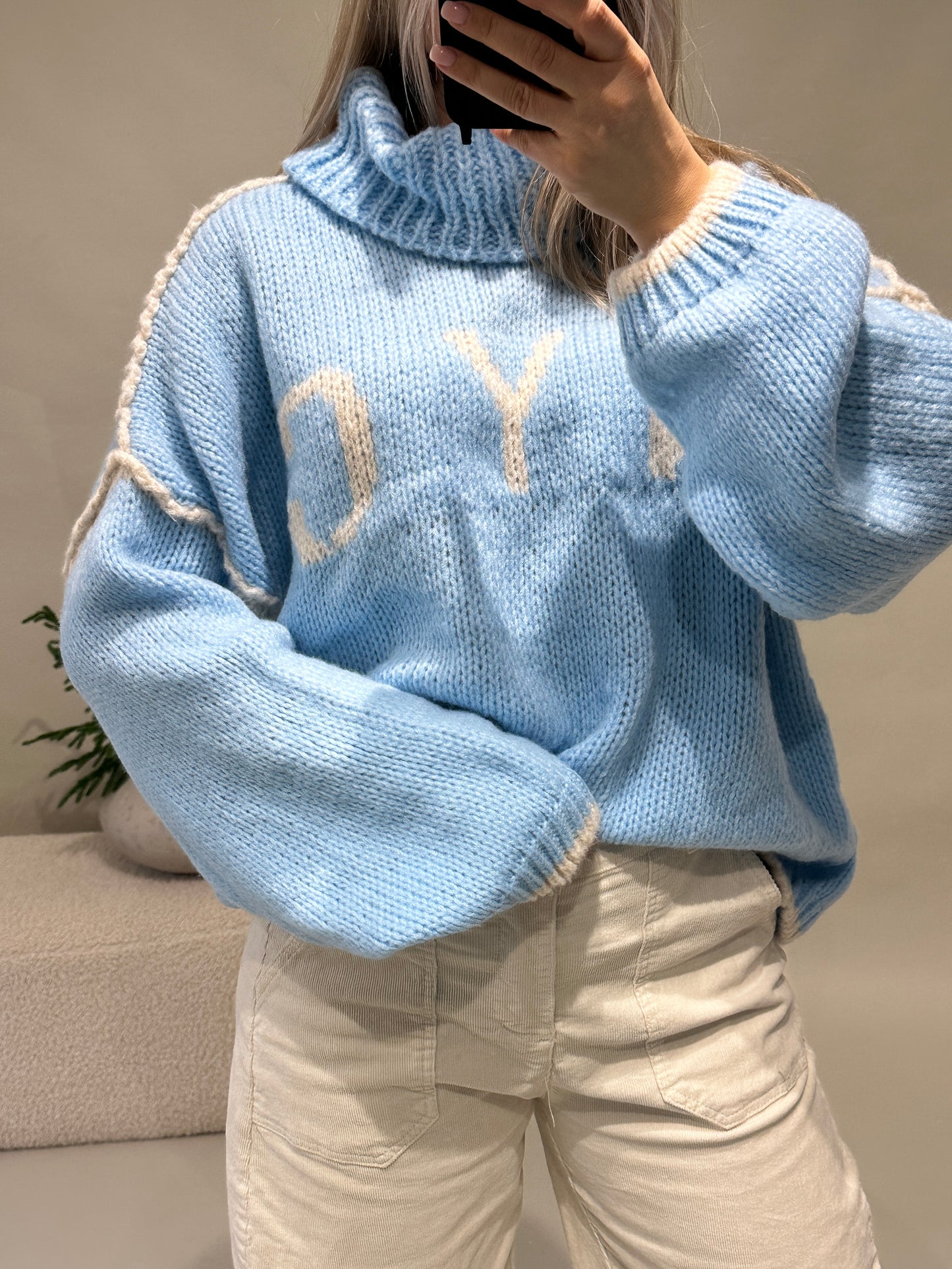 pullover in hellblau mit wollweißer aufschrift (nyc) mit weitem rollkragen