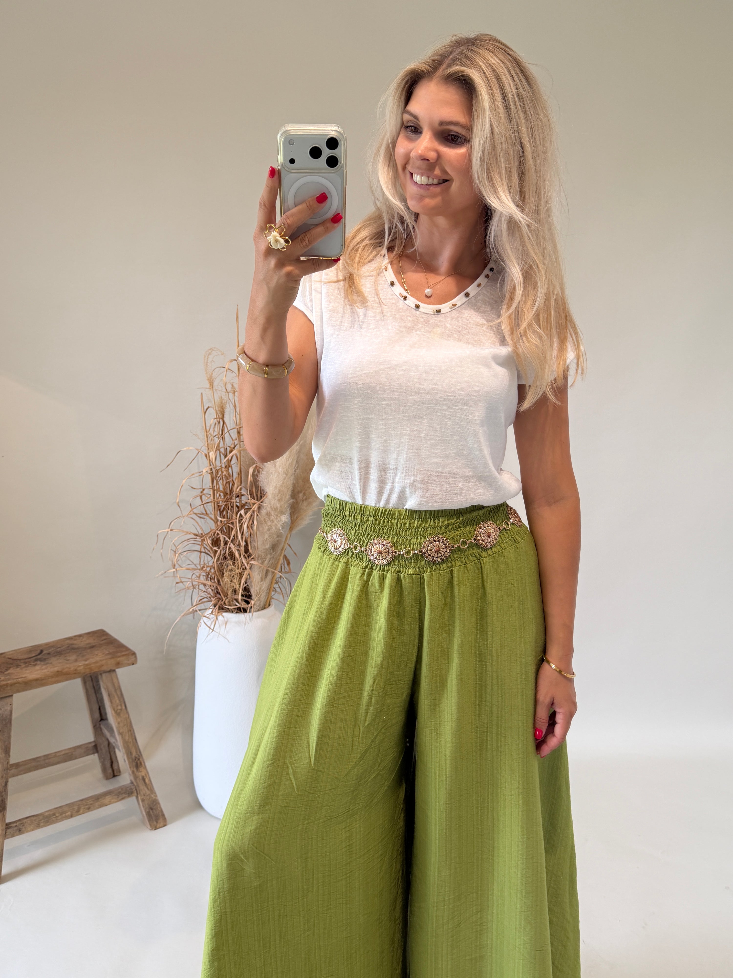 T-Shirt in Creme mit Holzperlen am Ausschnitt