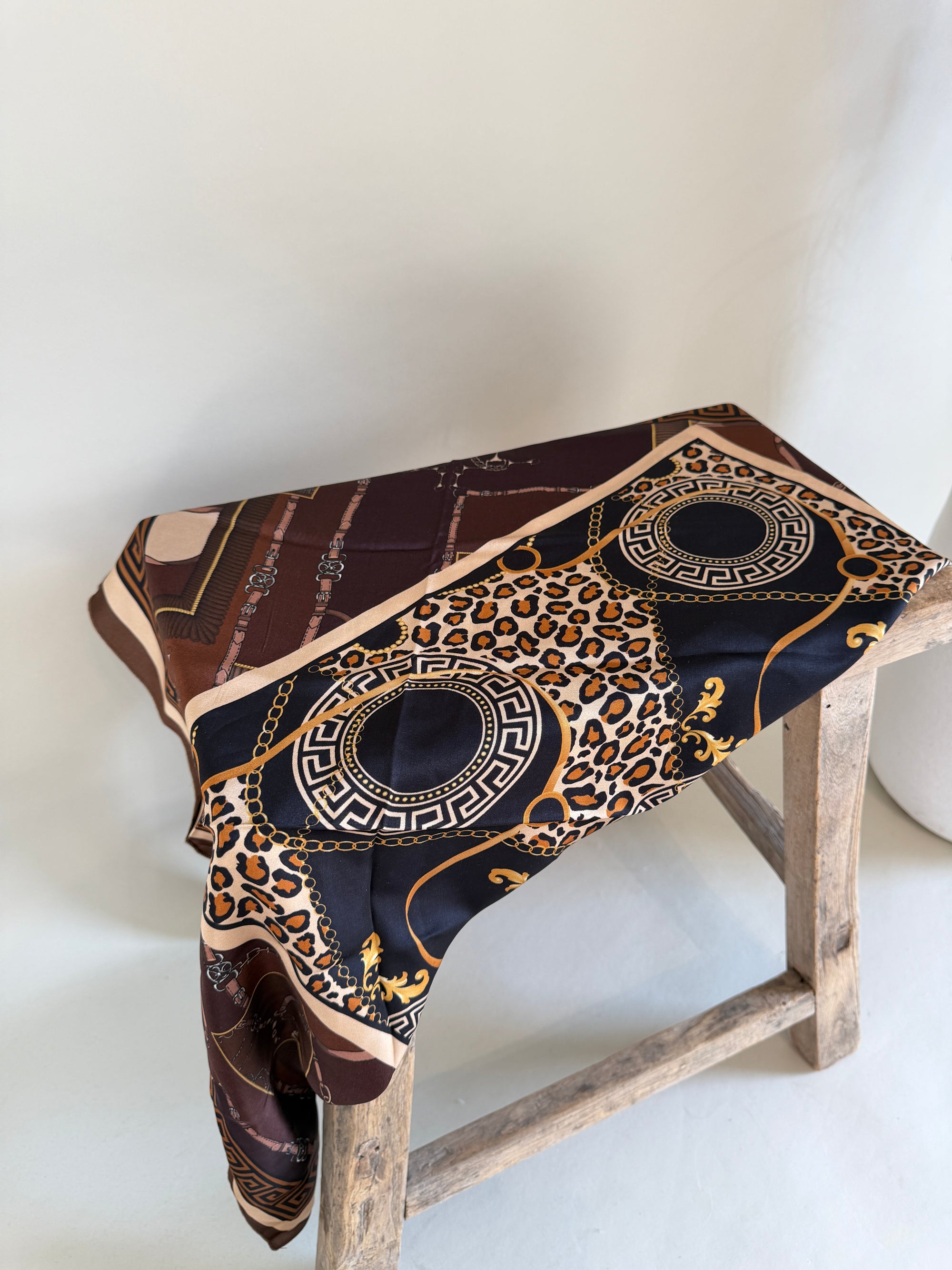 Tuch in Schokobraun mit Muster in Leo