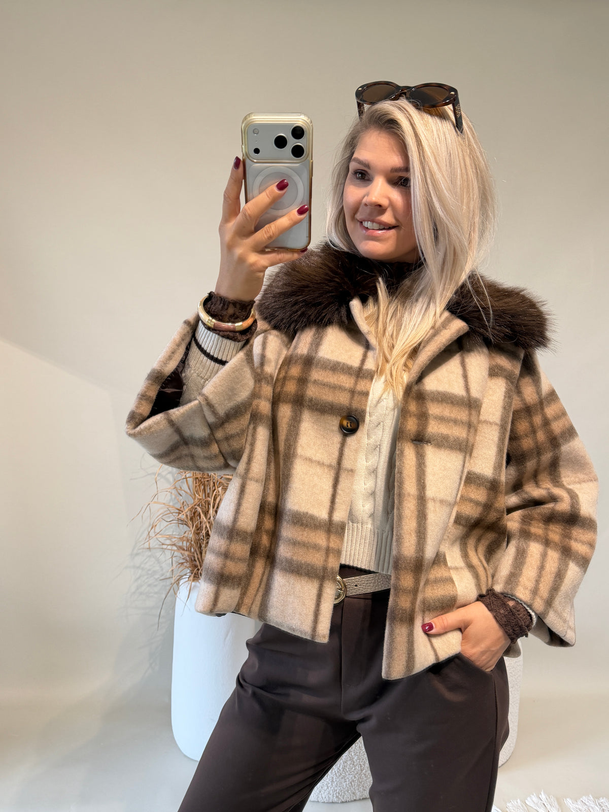 Jacke in Wollweiß / Schokobraun kariert mit Kunstfellkragen