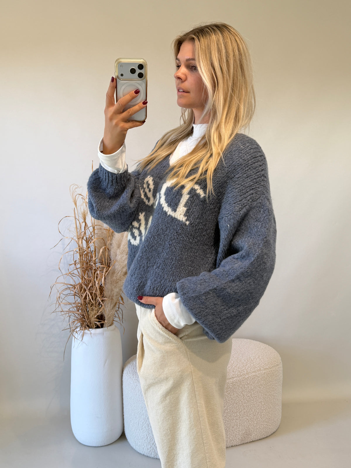Pullover in Rauchblau mit Aufdruck und V - Ausschnitt