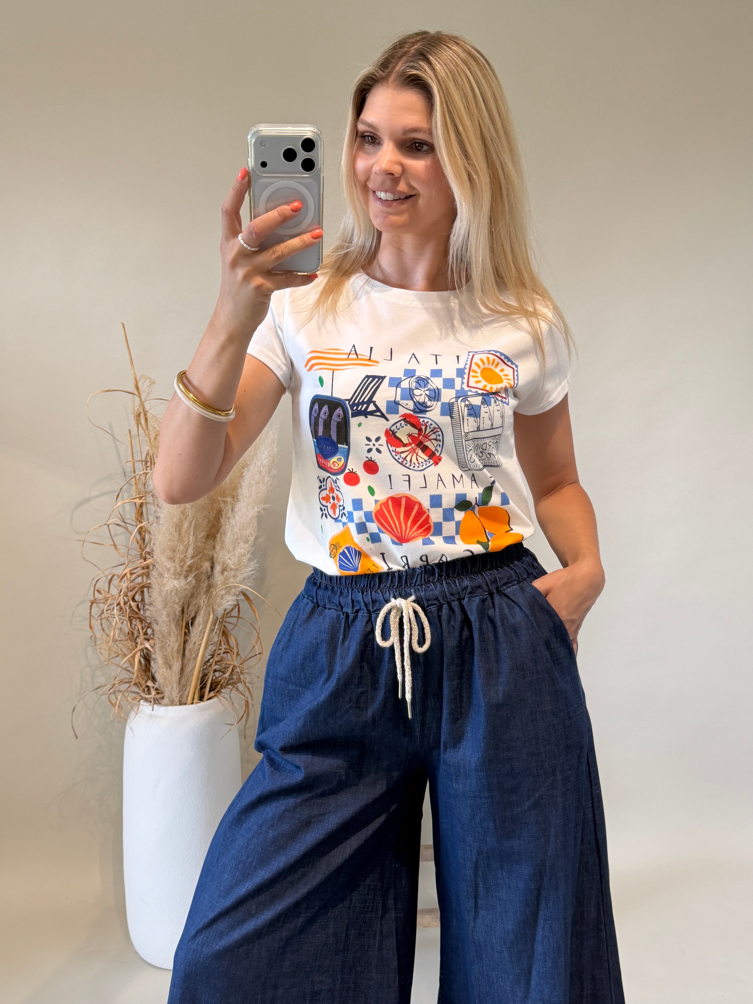 T - Shirt  in Weiß mit Blau / Orangen Aufdruck