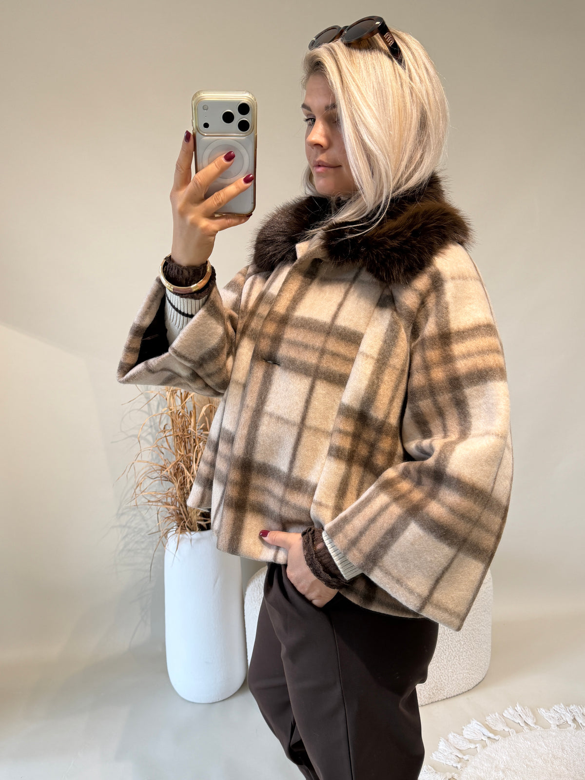 Jacke in Wollweiß / Schokobraun kariert mit Kunstfellkragen