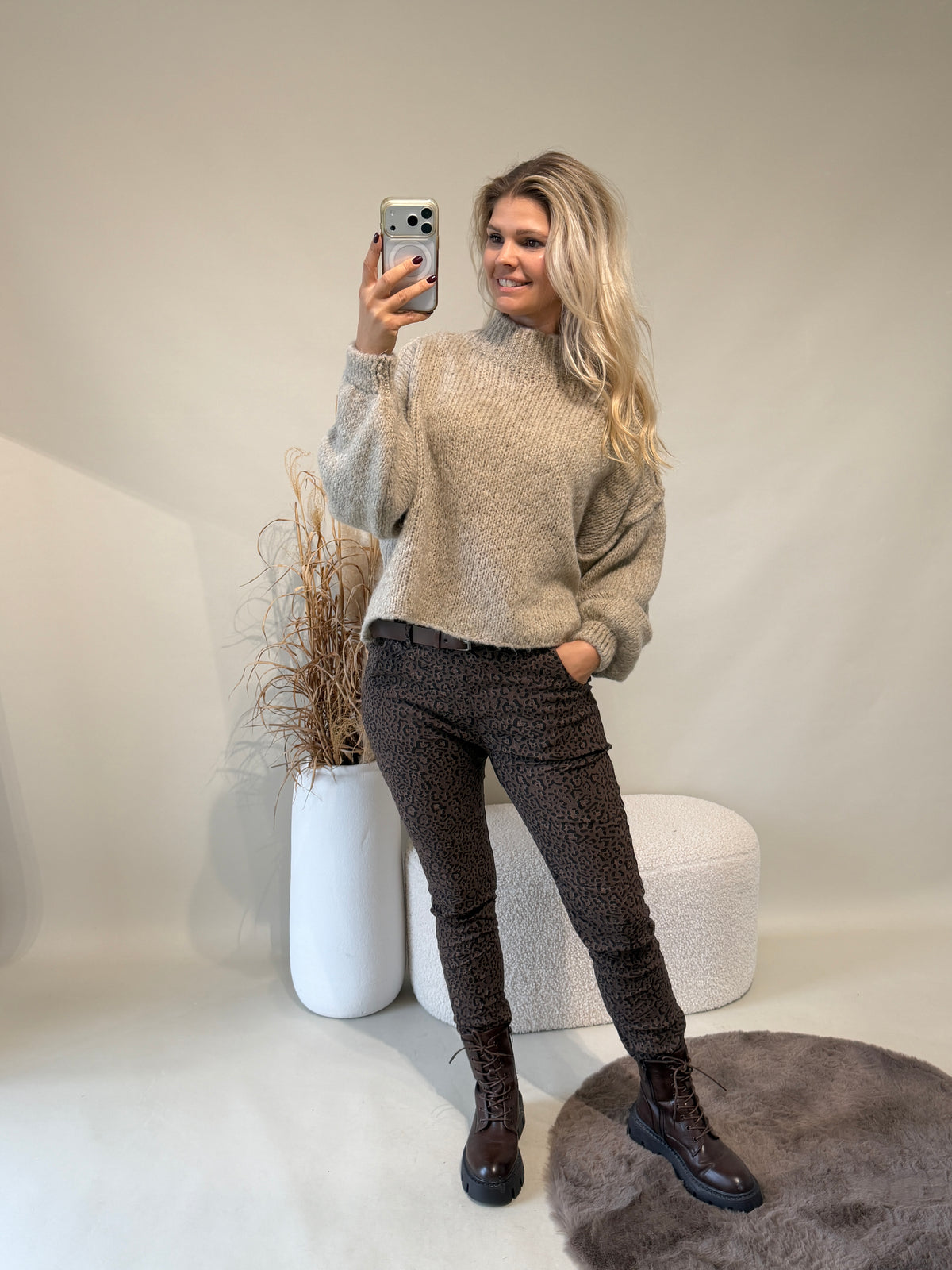 Pullover in Sand mit kleinen Stehkragen