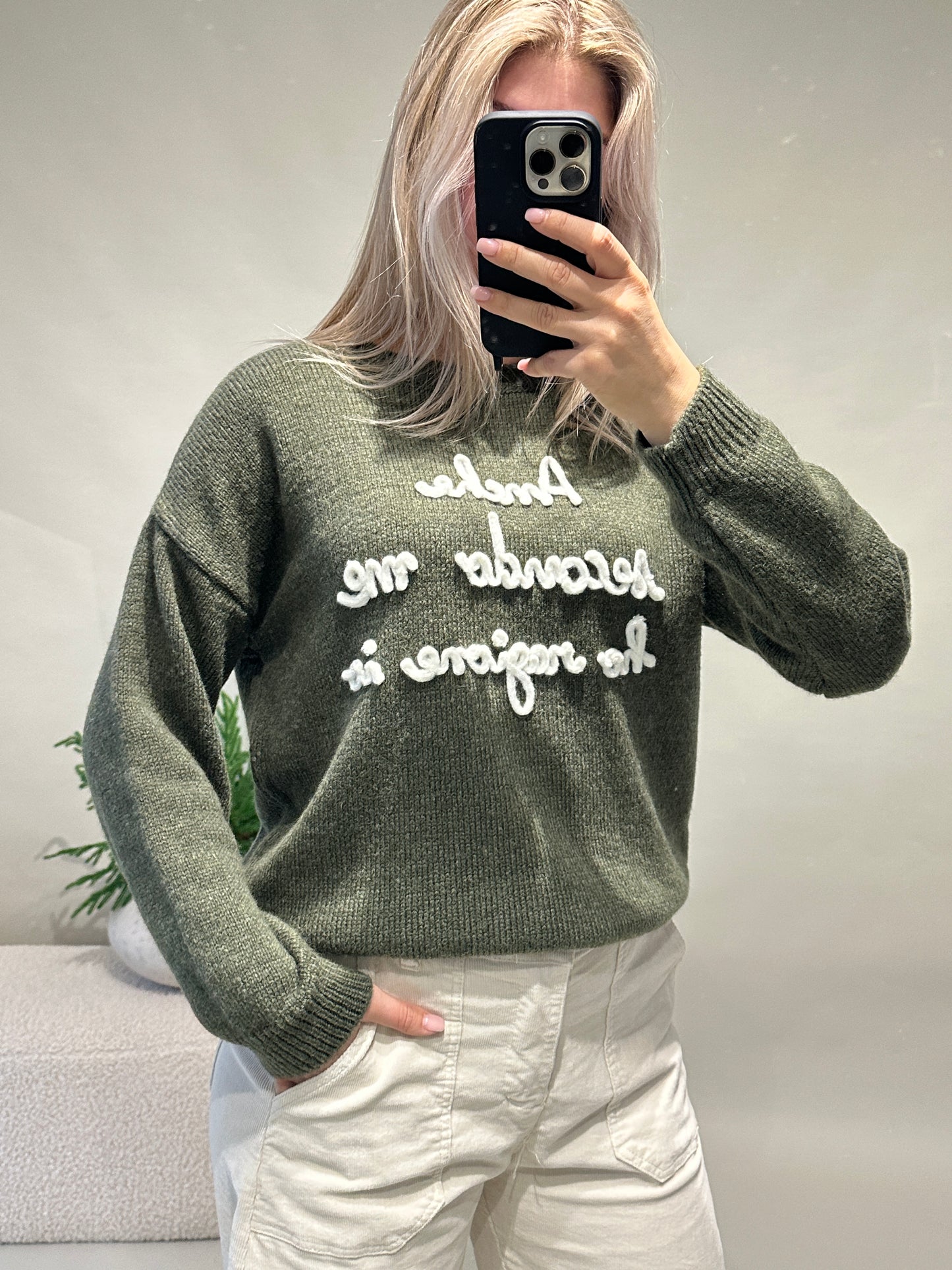 pullover in olivgrün mit aufschrift in wollweiß