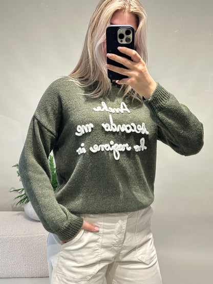 Pullover in Olivgrün mit Aufschrift in Wollweiß
