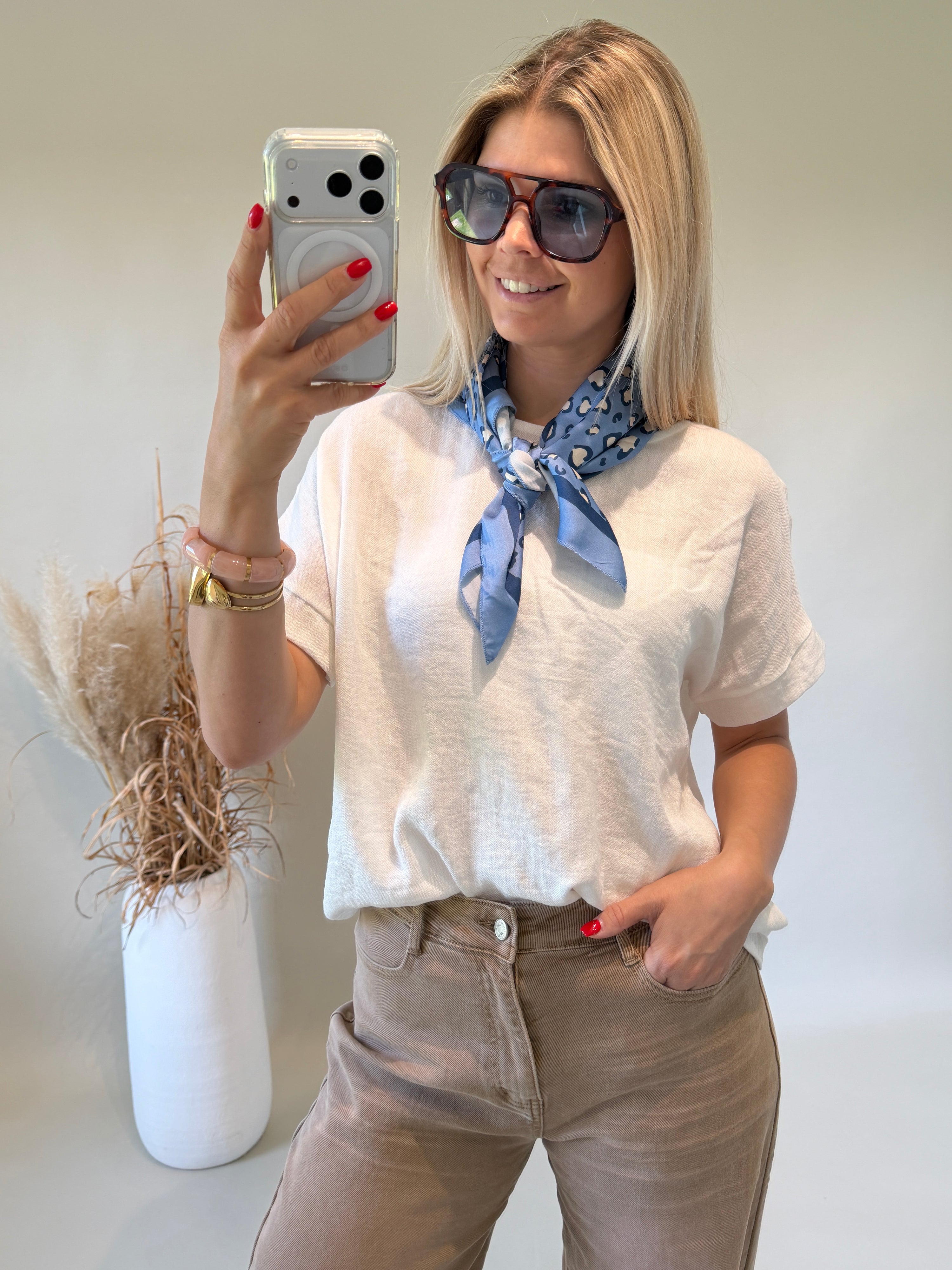 Tuch in Hellblau mit Leo - Muster