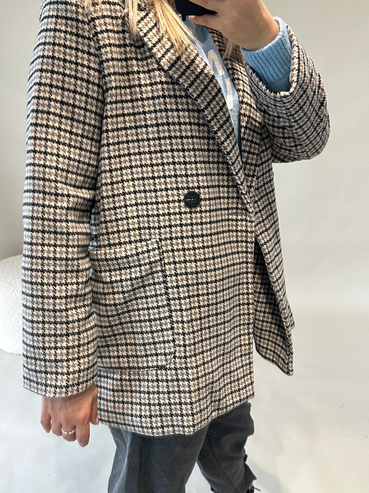 blazer in schwarz/ grau/wollweiß kariert mit gürtel und taschen vorne