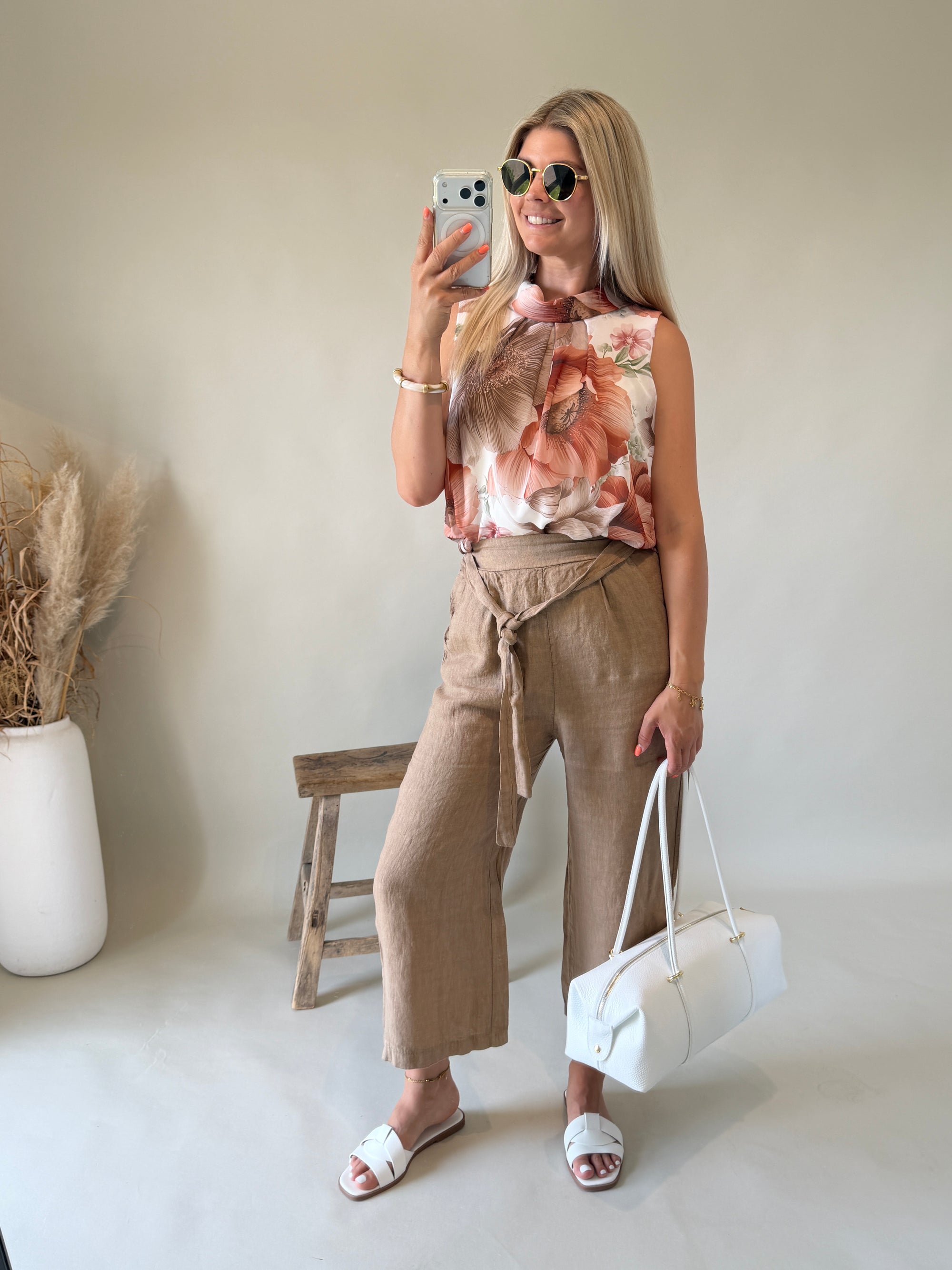 Bluse in Braun mit Bunten Blumenmuster ( Neckholder )