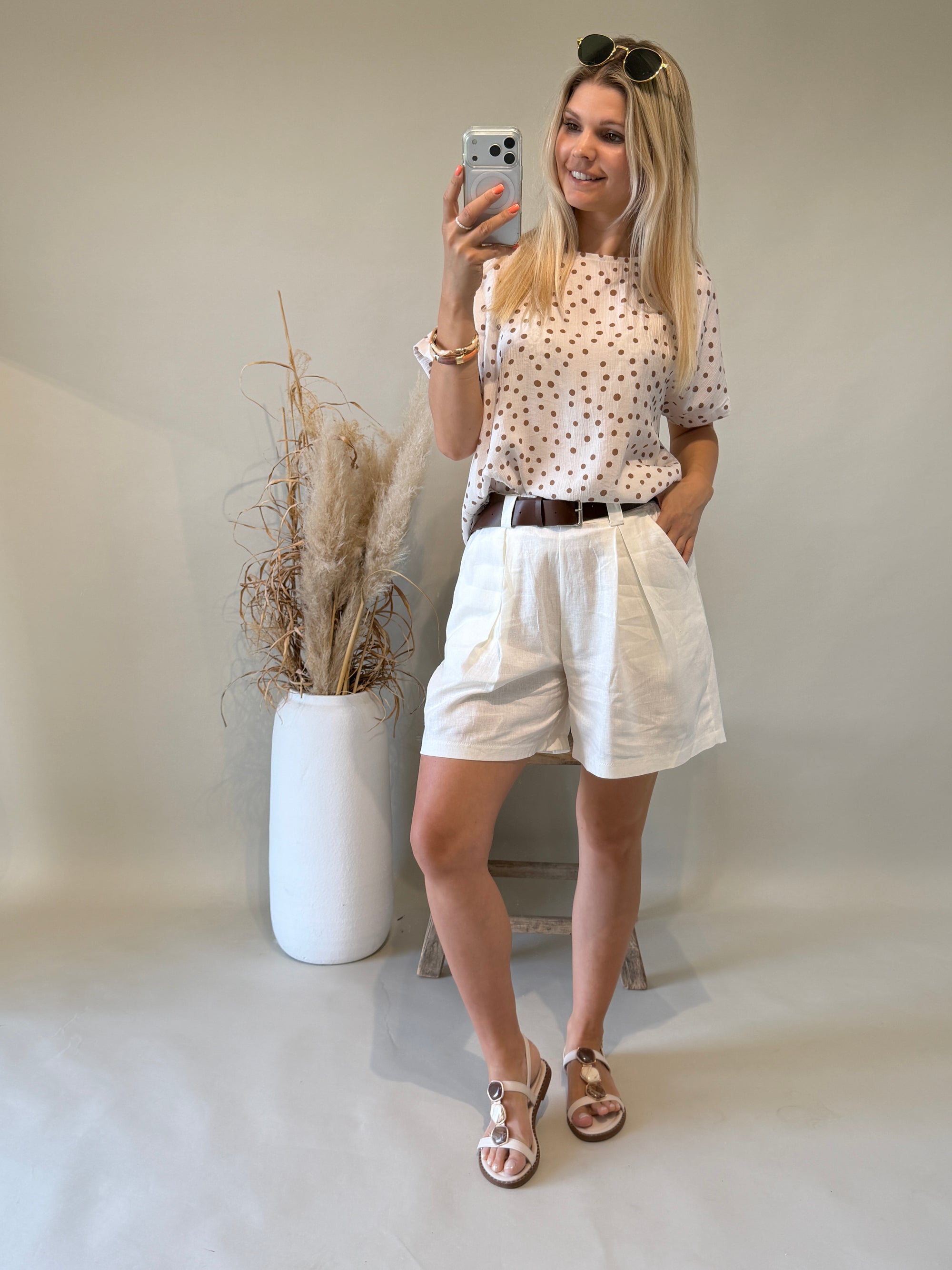 Bluse in Wollweiß mit Braunen Punkten hinten zum Binden