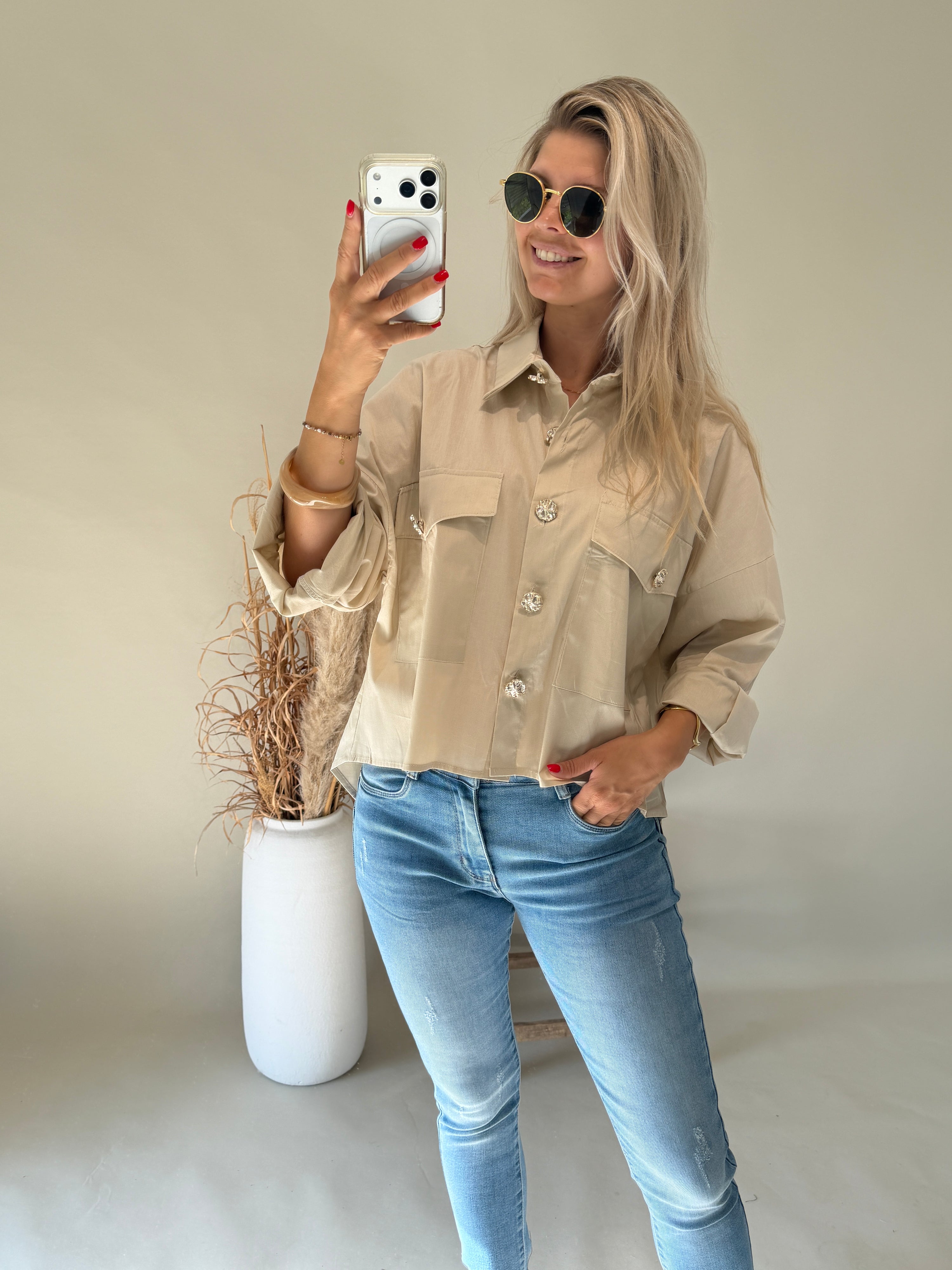 Bluse in Beige mit Brusttasche und Goldenen Knöpfen