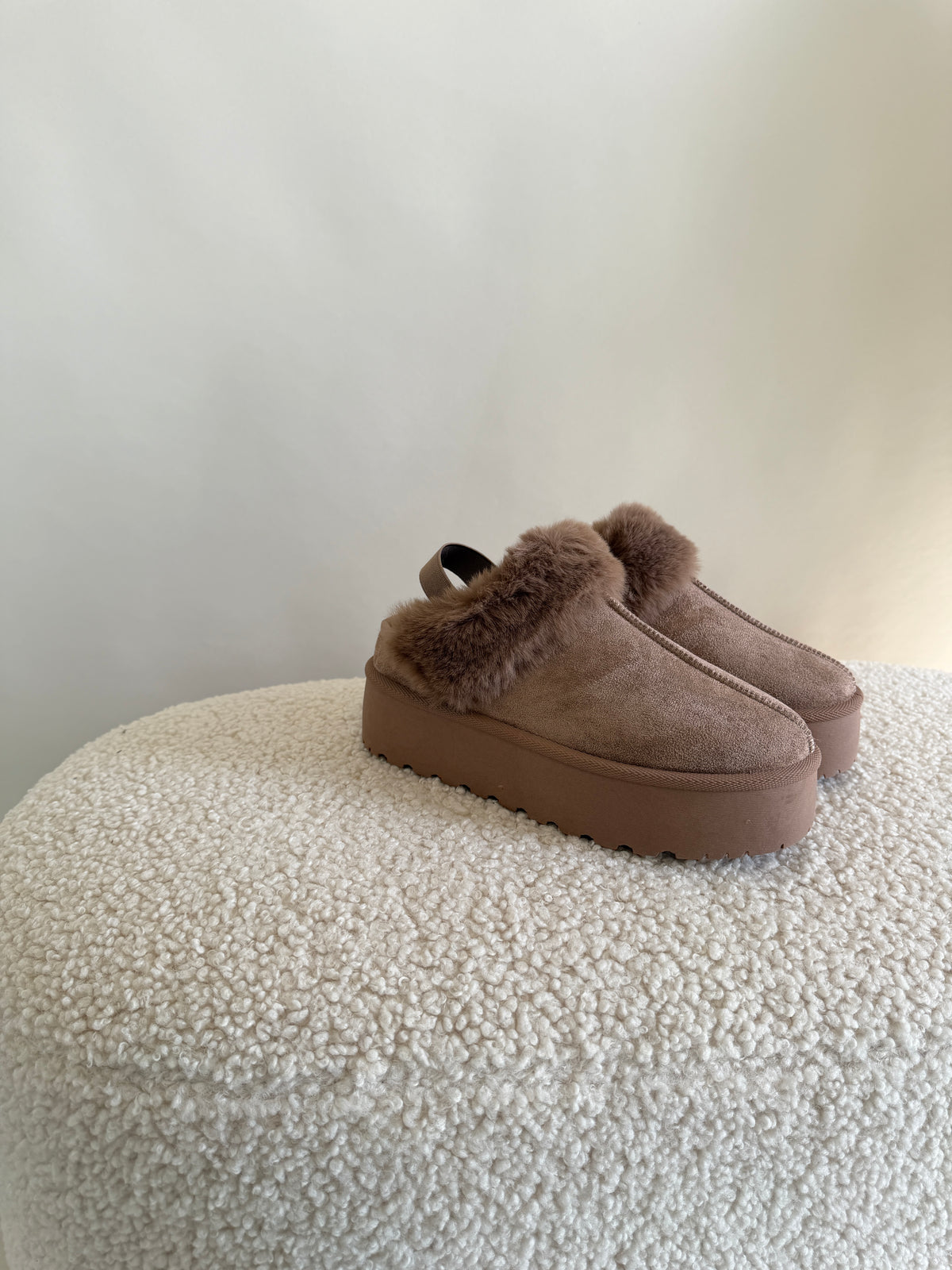 Clogs in Sand mit Fell