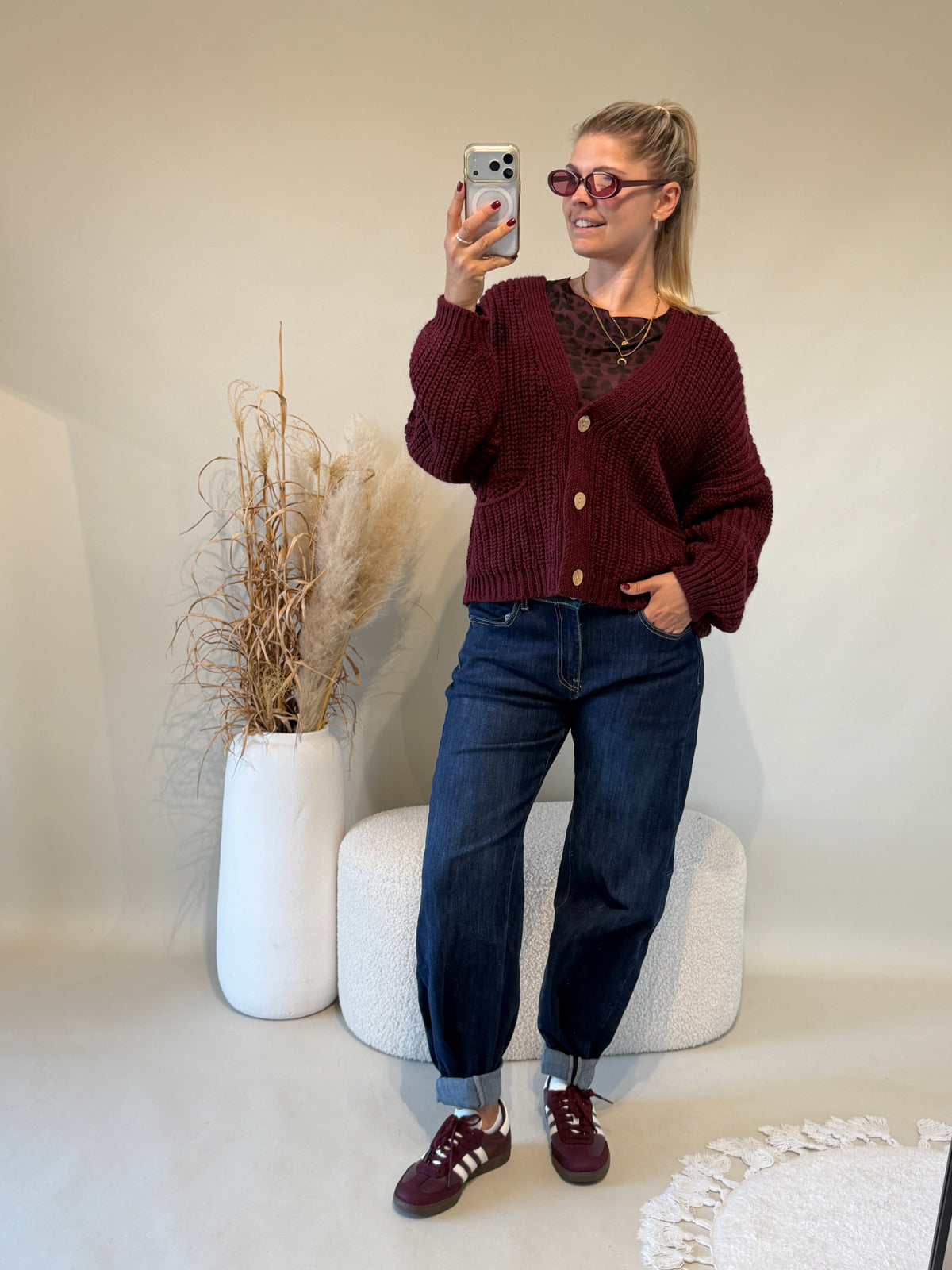 Strickjacke in Bordeaux mit Taschen