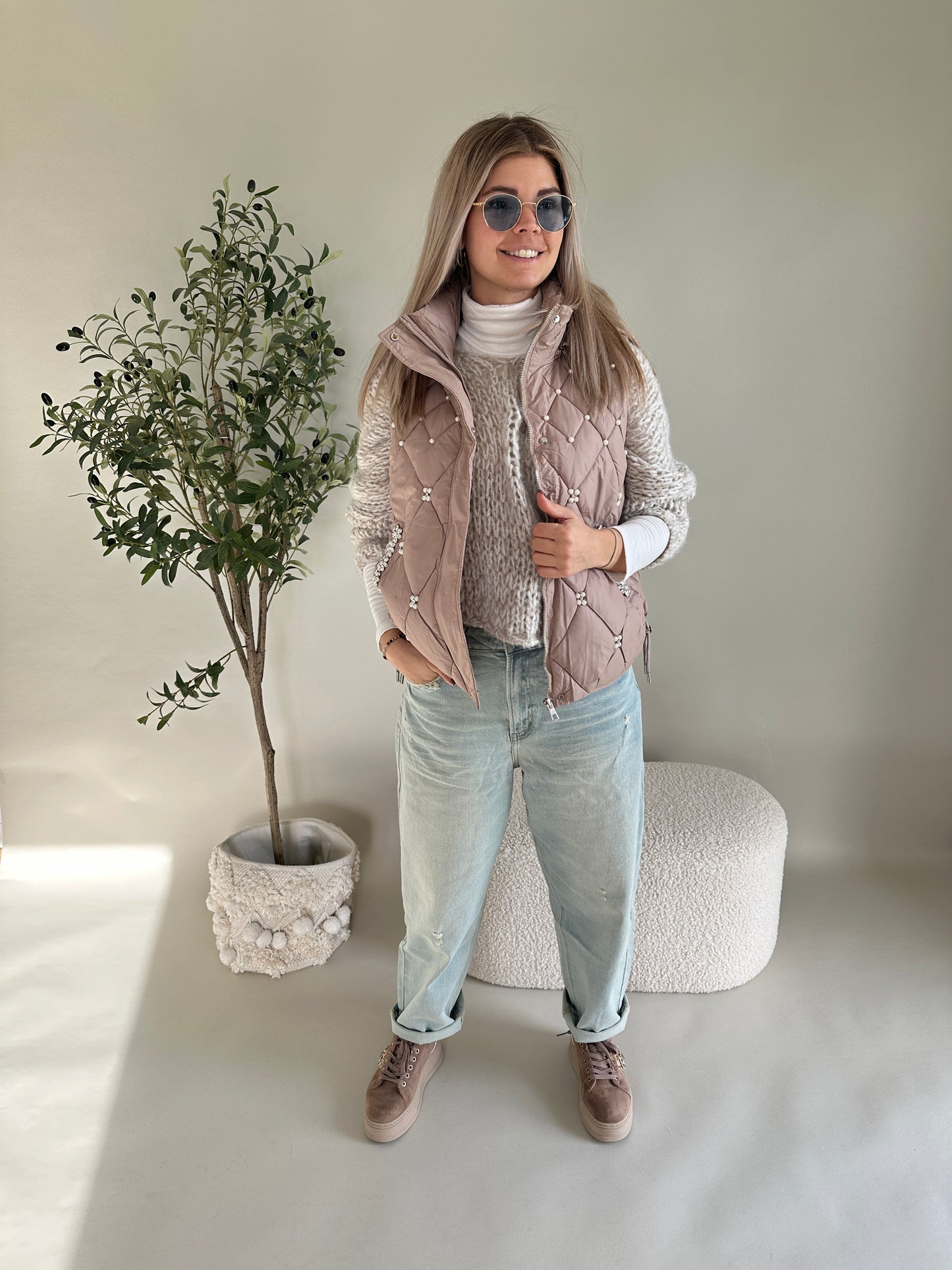 steppweste in beige ärmelos mit kapuze und perlen vorne