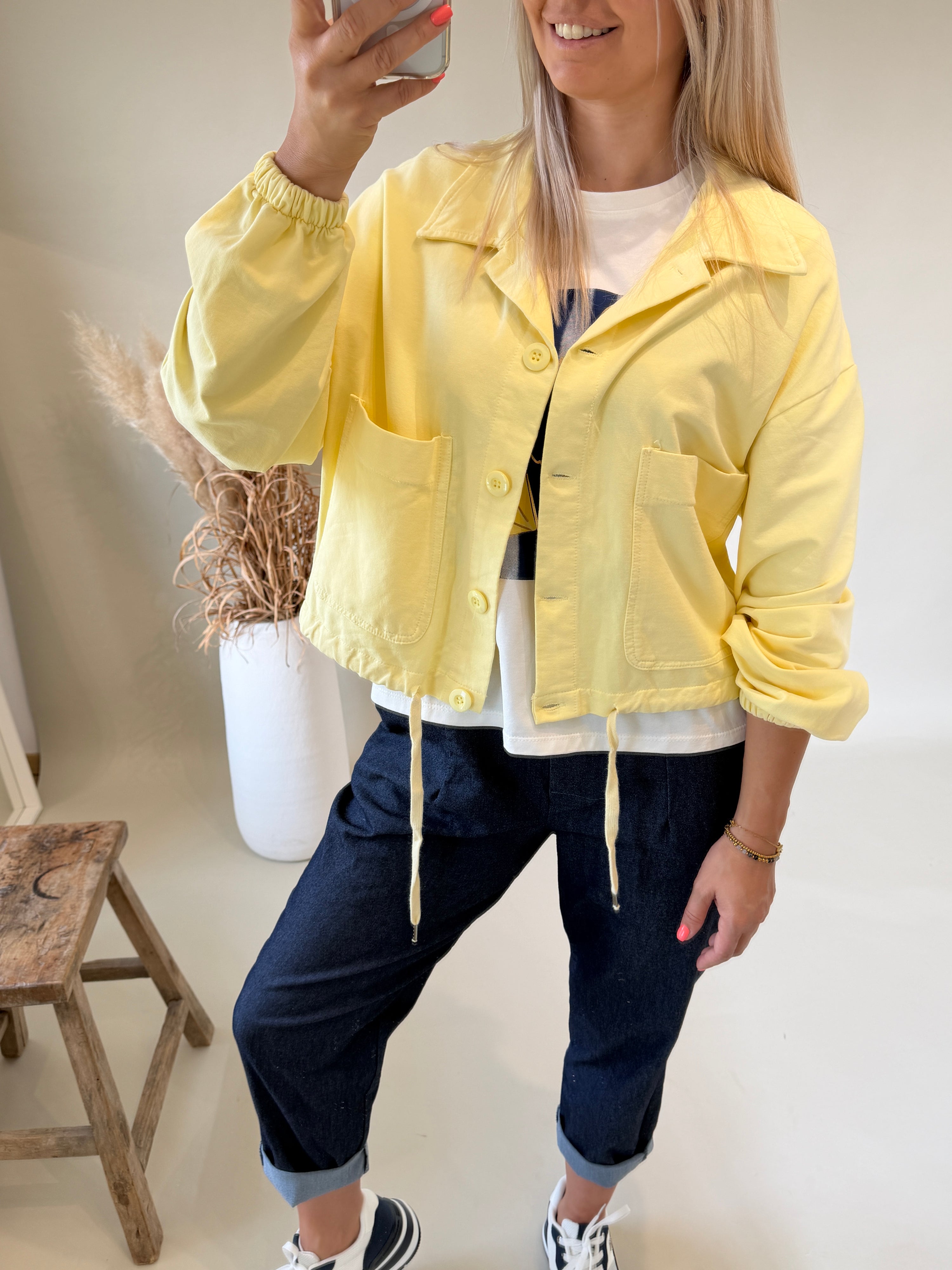 Jacke in Zitronengelb mit großen Taschen vorne