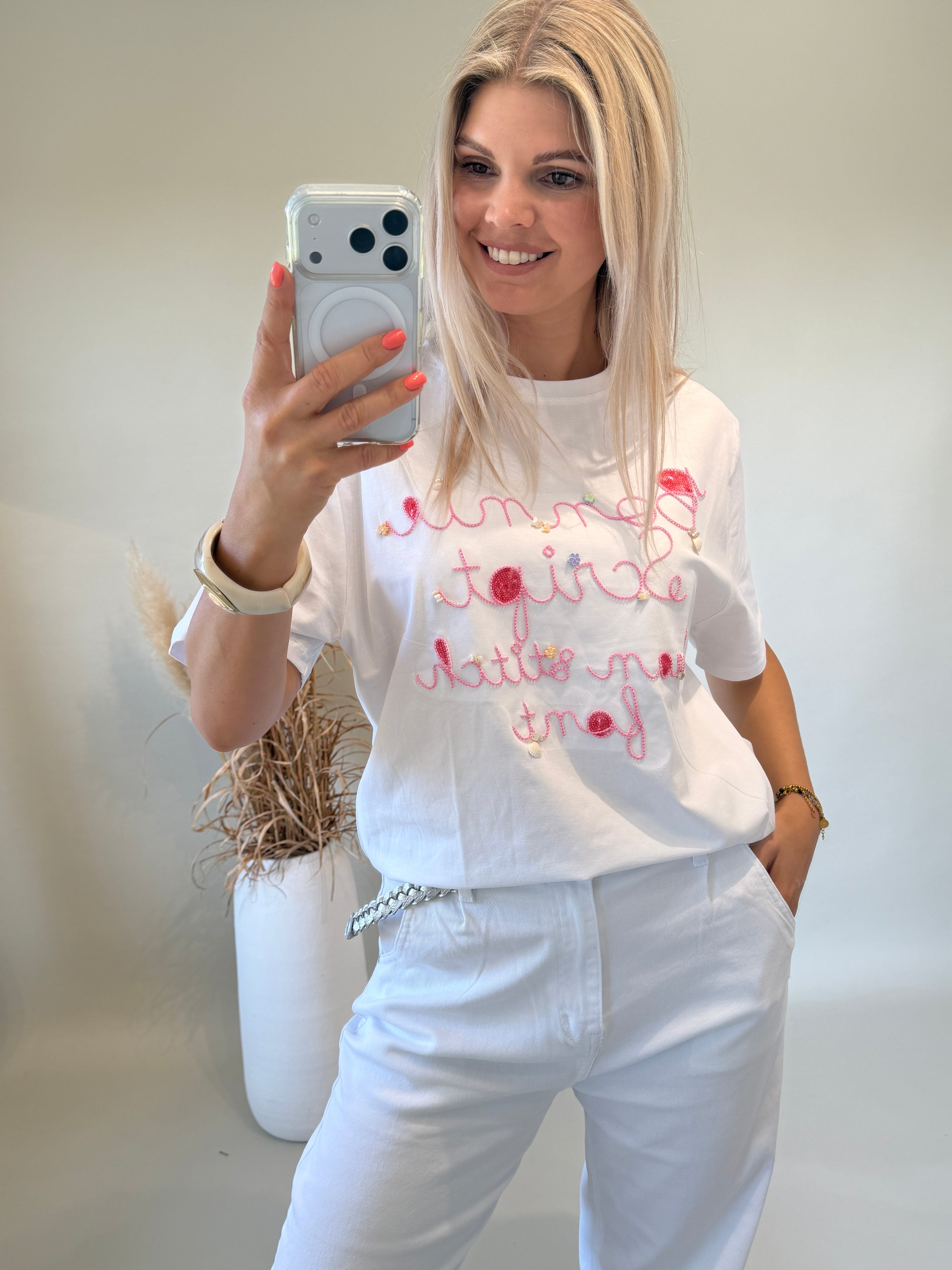 T - Shirt in Weiß mit Aufschrift in Rosa