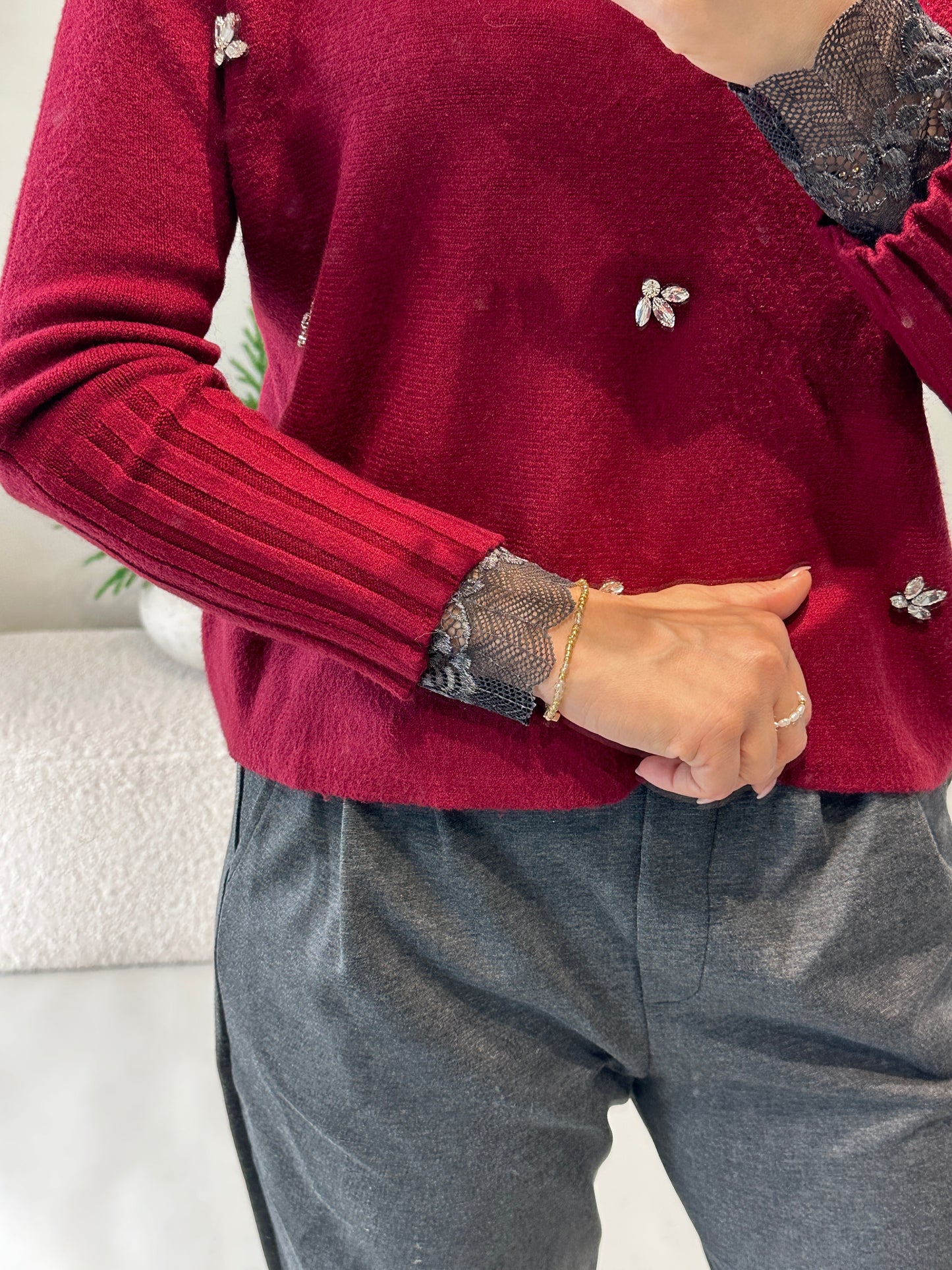 pullover in burgundy mit glitzersteinen vorne