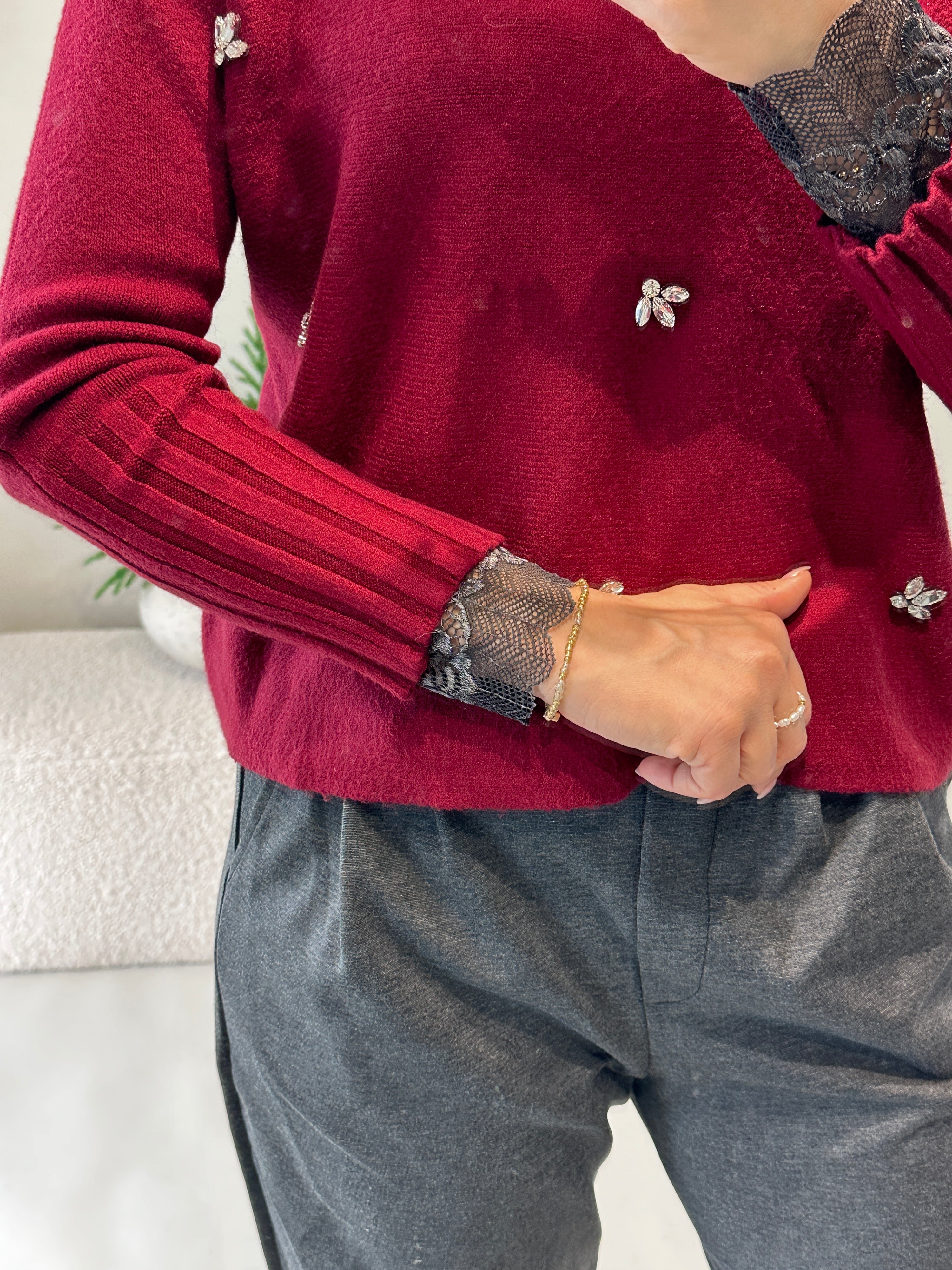 Pullover in Burgundy mit Glitzersteinen vorne